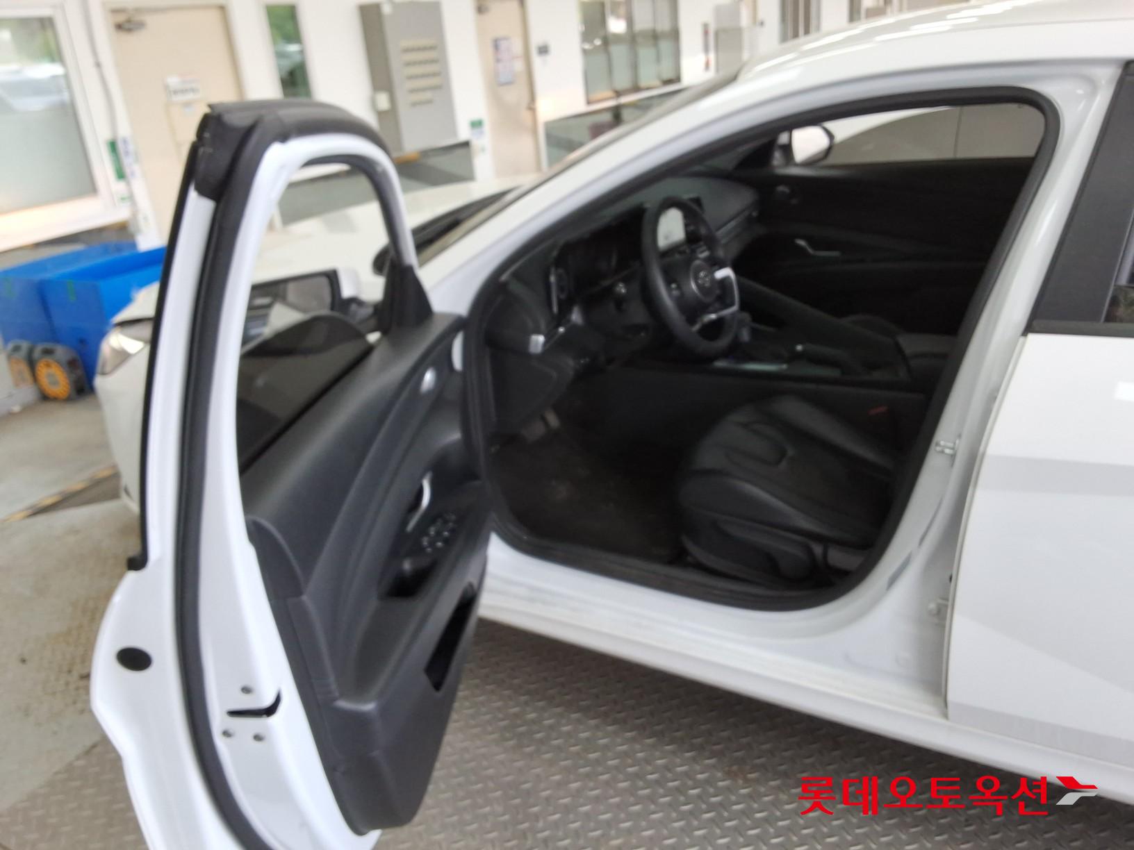 Hyundai Elantra - 37
