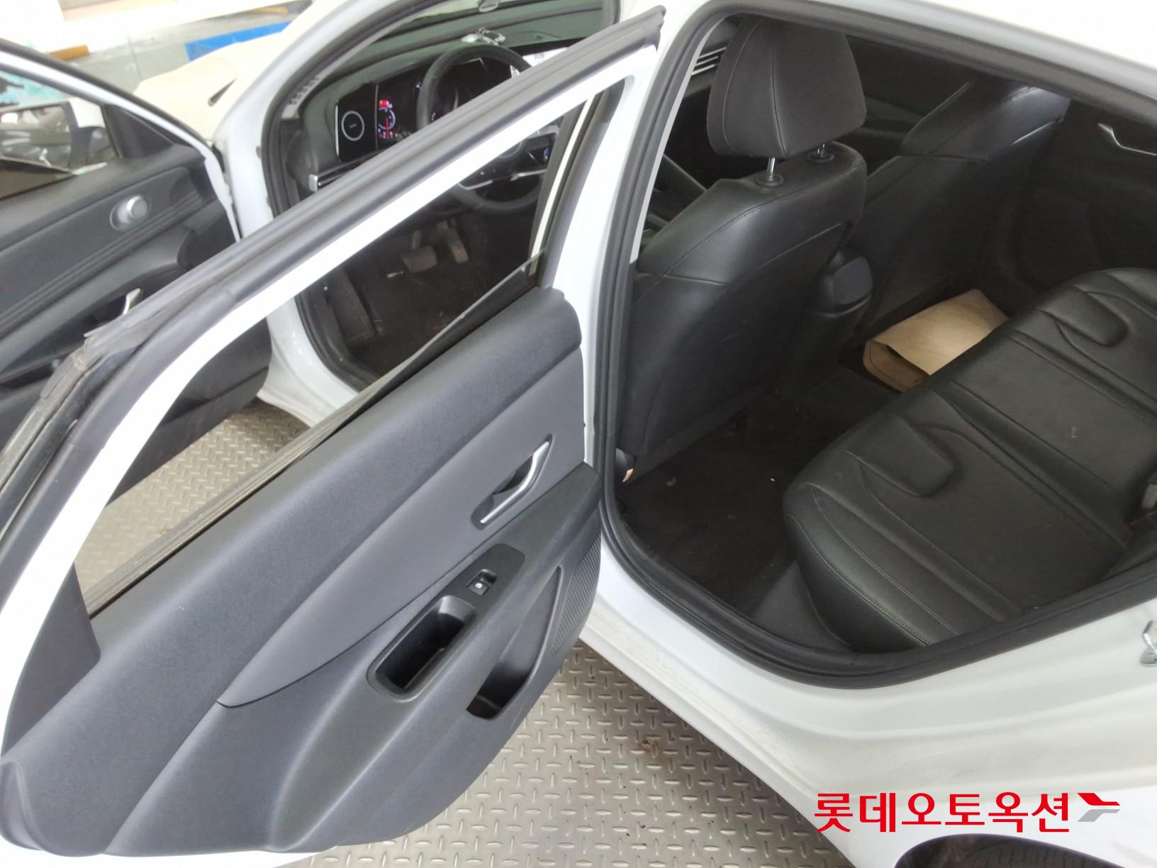 Hyundai Elantra - 38