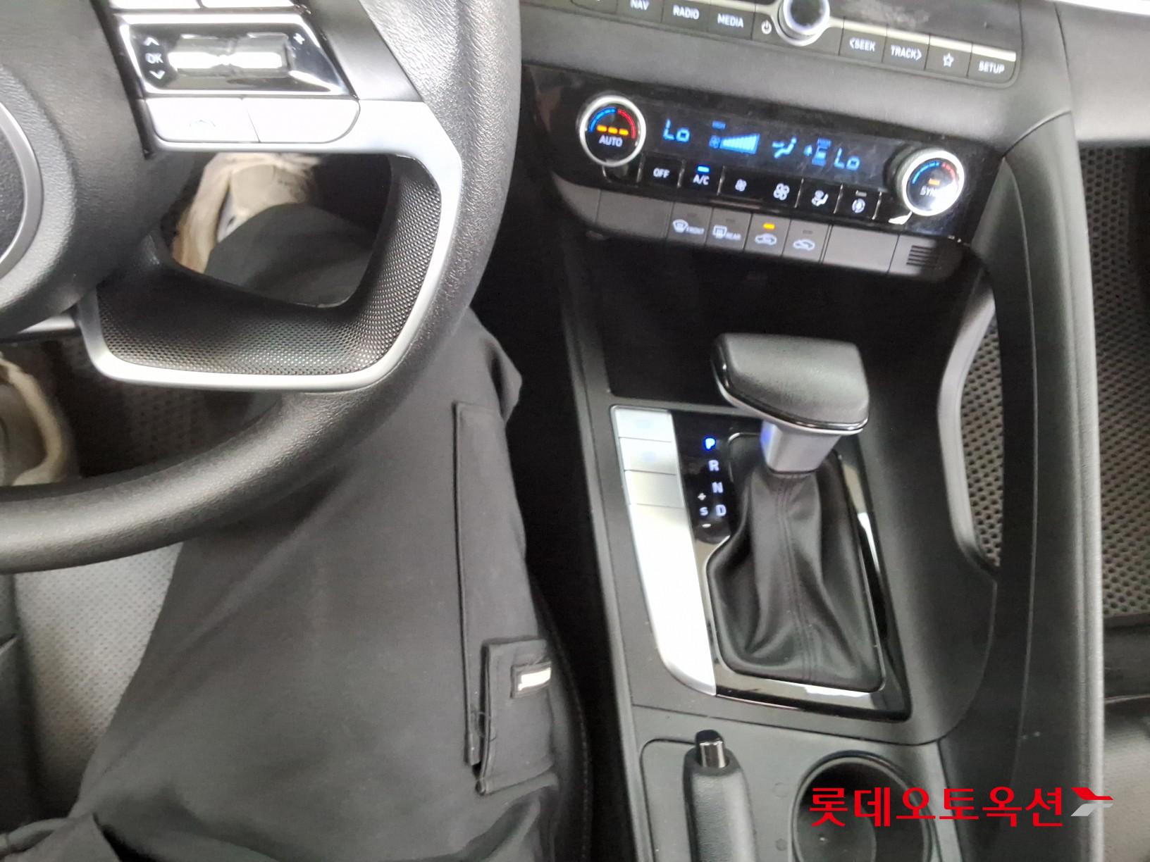 Hyundai Elantra 2023 - Image 34