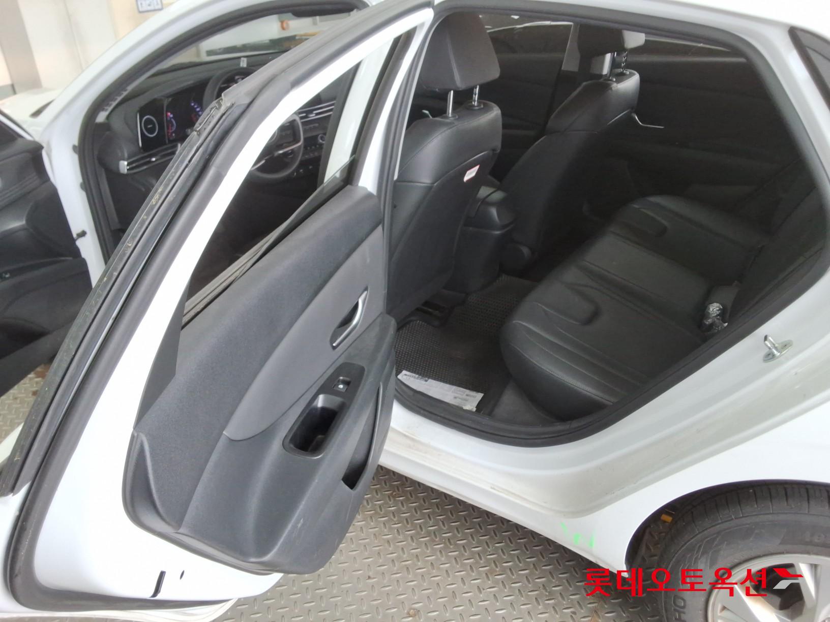 Hyundai Elantra 2023 - Image 38