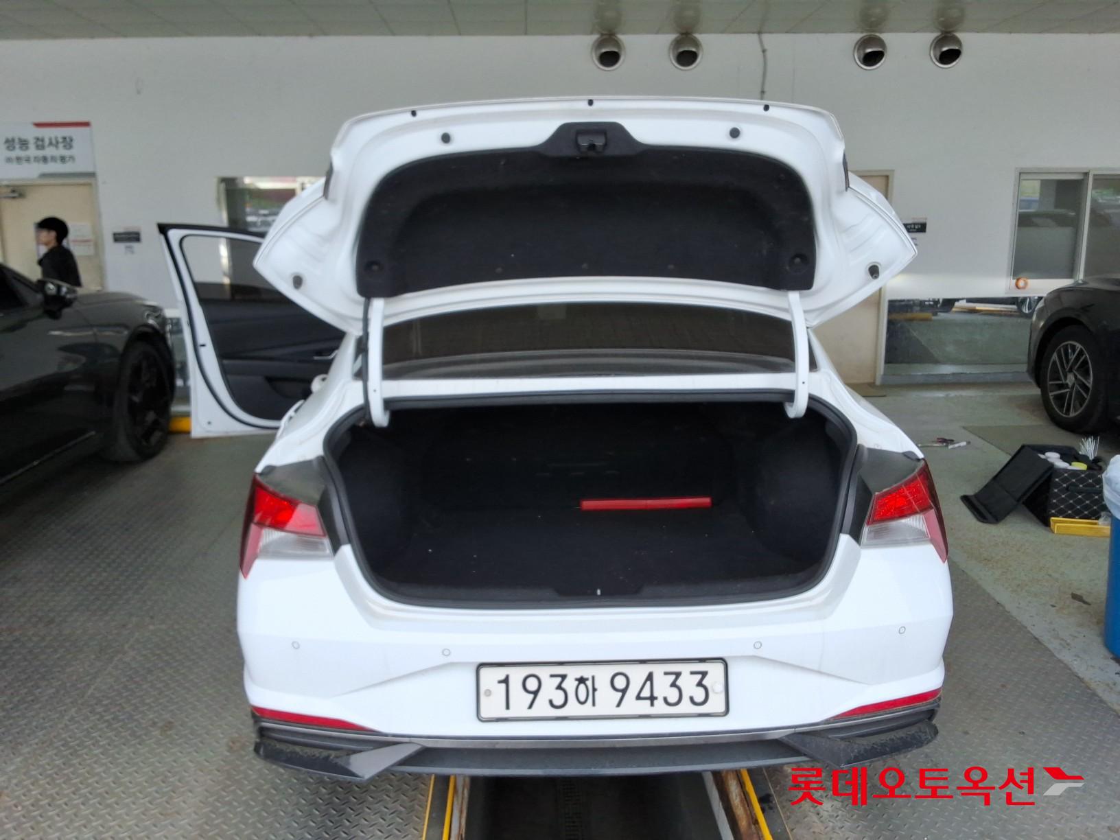 Hyundai Elantra 2023 - Image 9