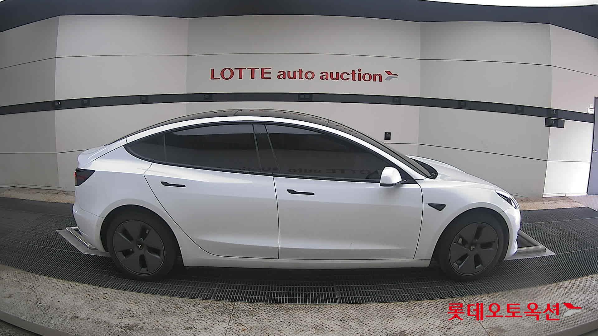 TESLA Model 3 - 21