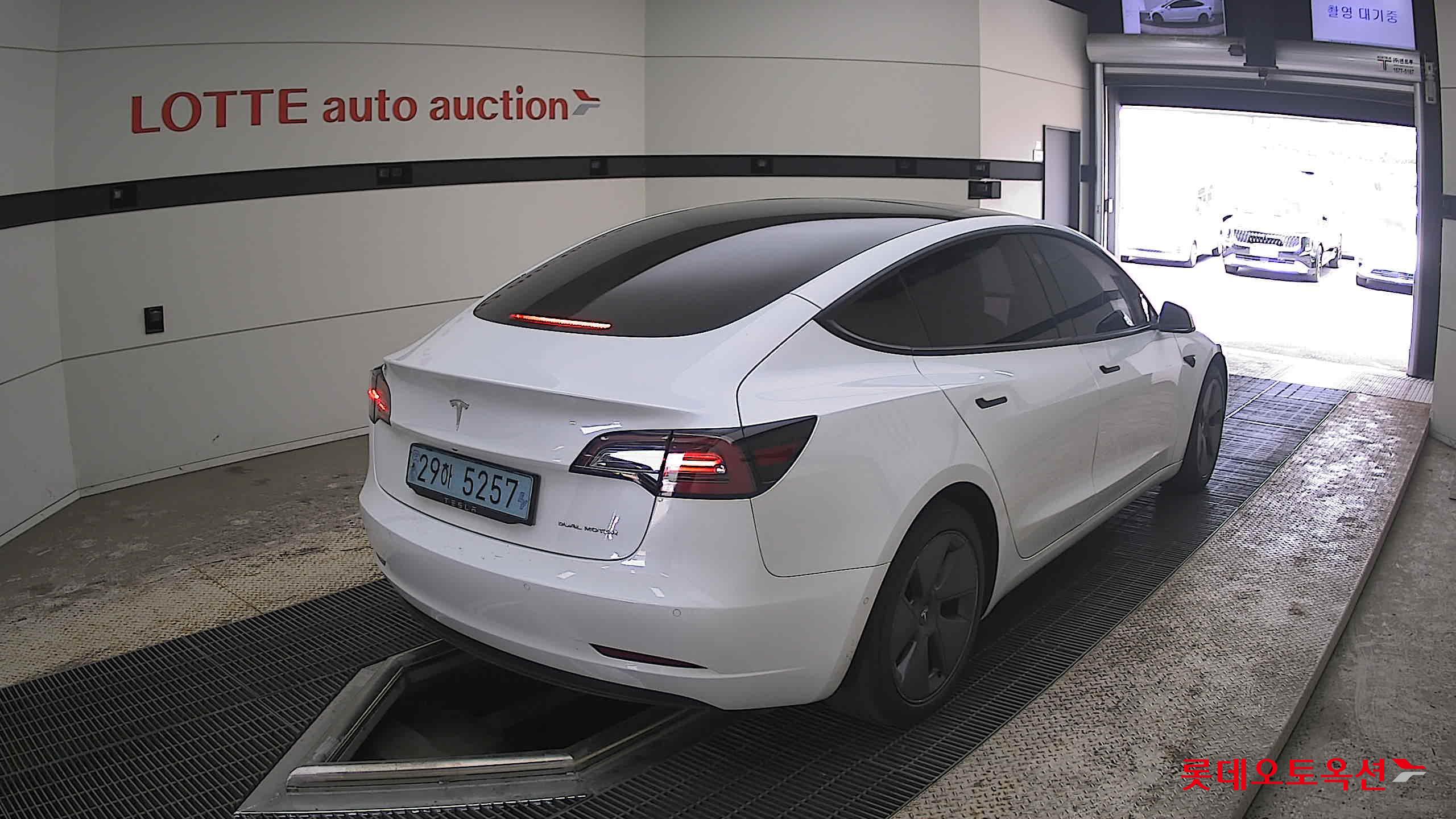 TESLA Model 3 - 5