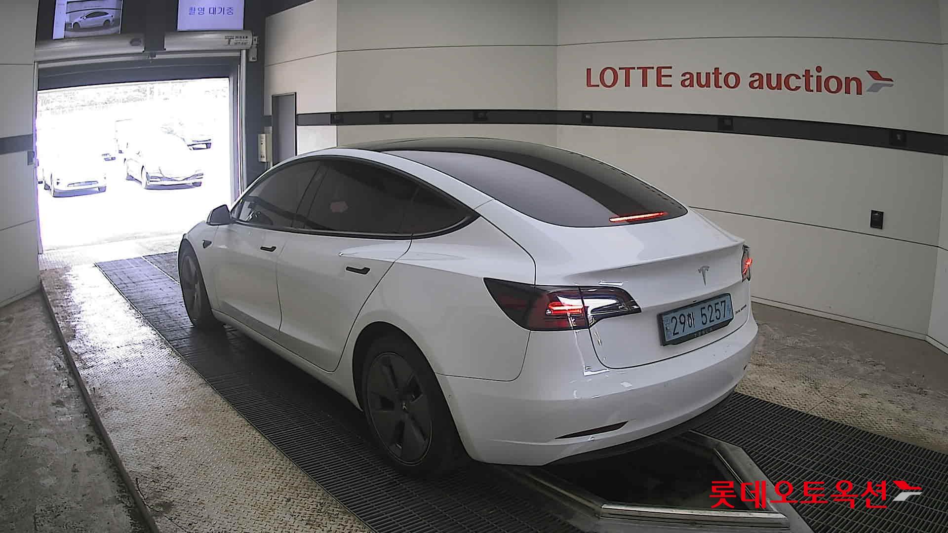 TESLA Model 3 - 4