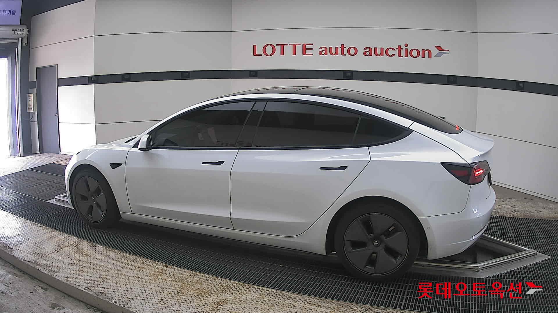 TESLA Model 3 - 14