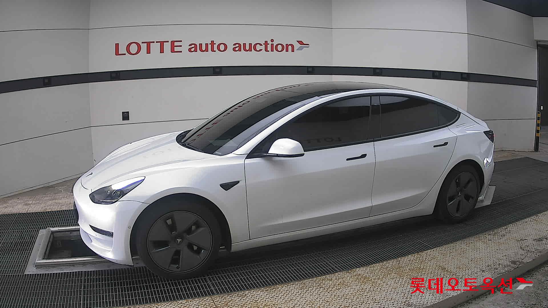 TESLA Model 3 - 12