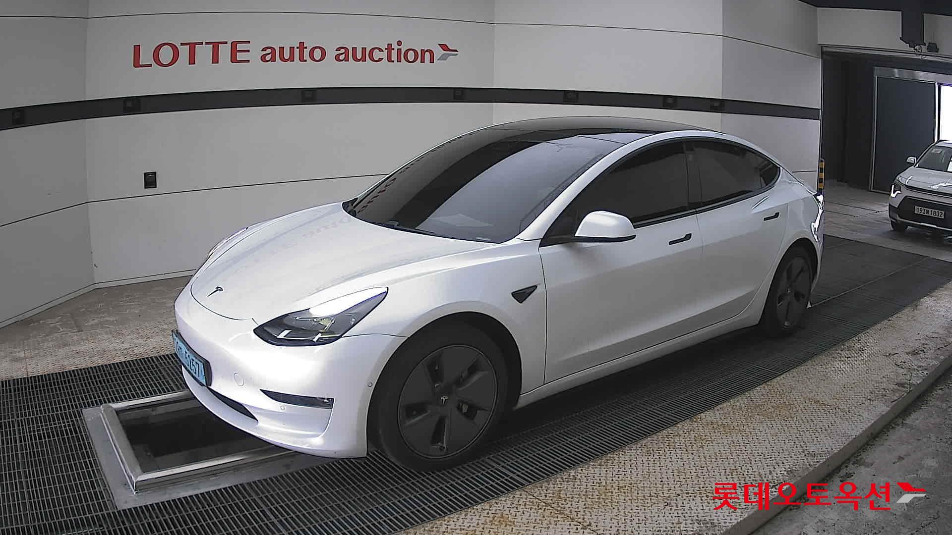 TESLA Model 3 - 11