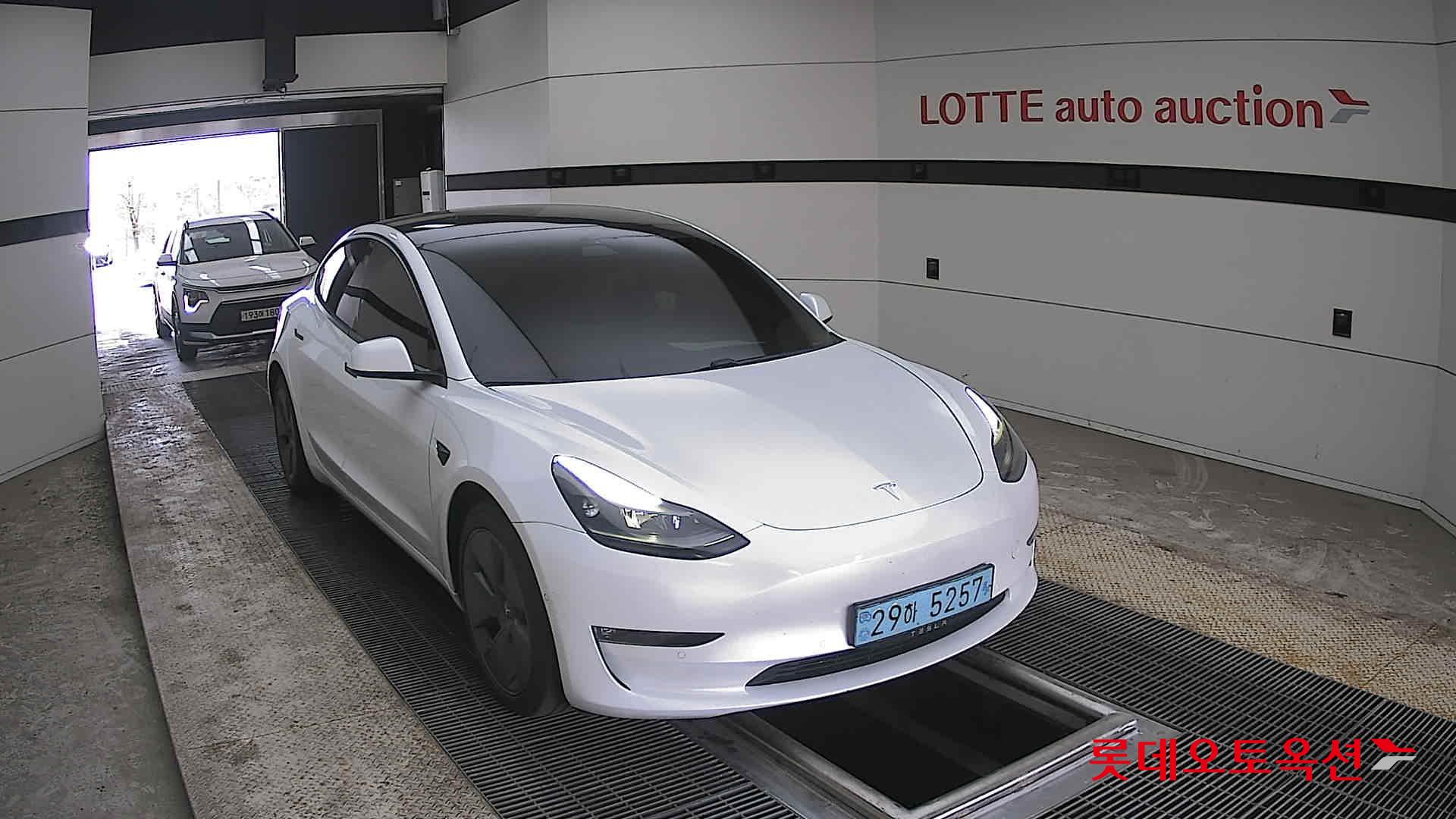 TESLA Model 3 - 24