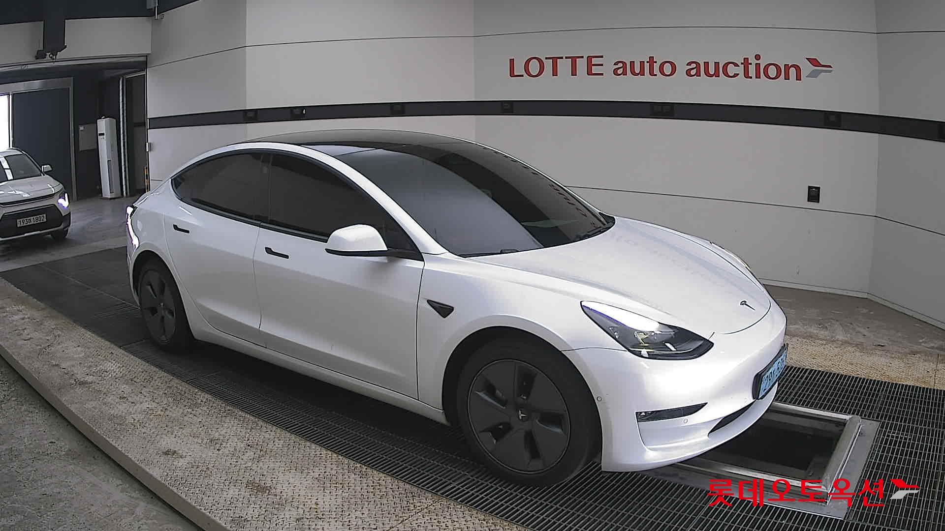 TESLA Model 3 - 23