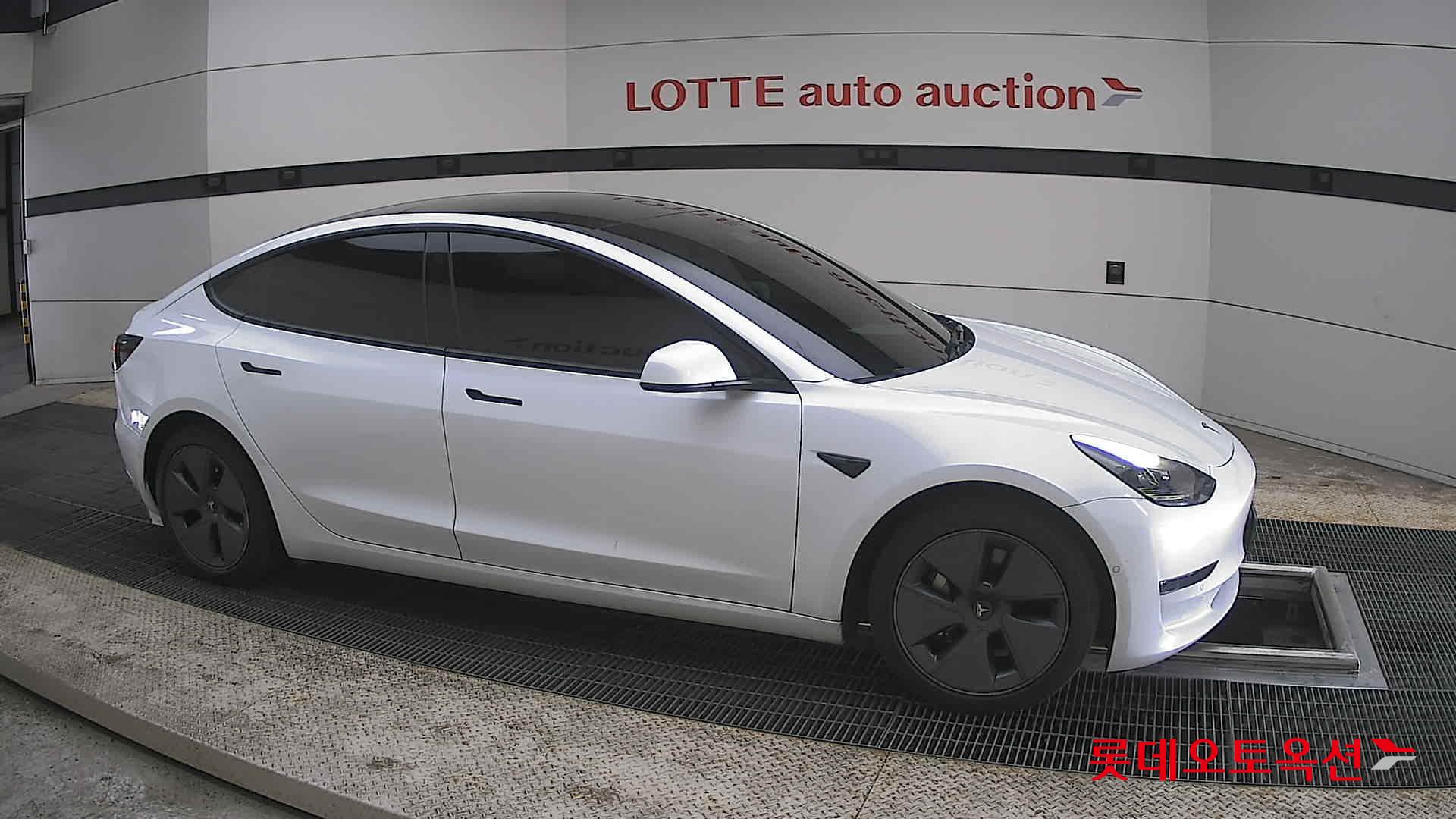 TESLA Model 3 - 22