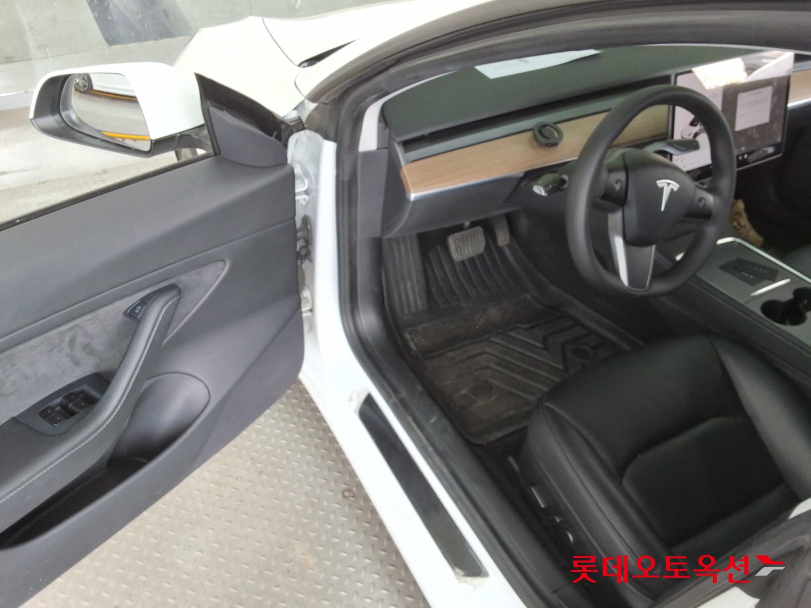 TESLA Model 3 - 36
