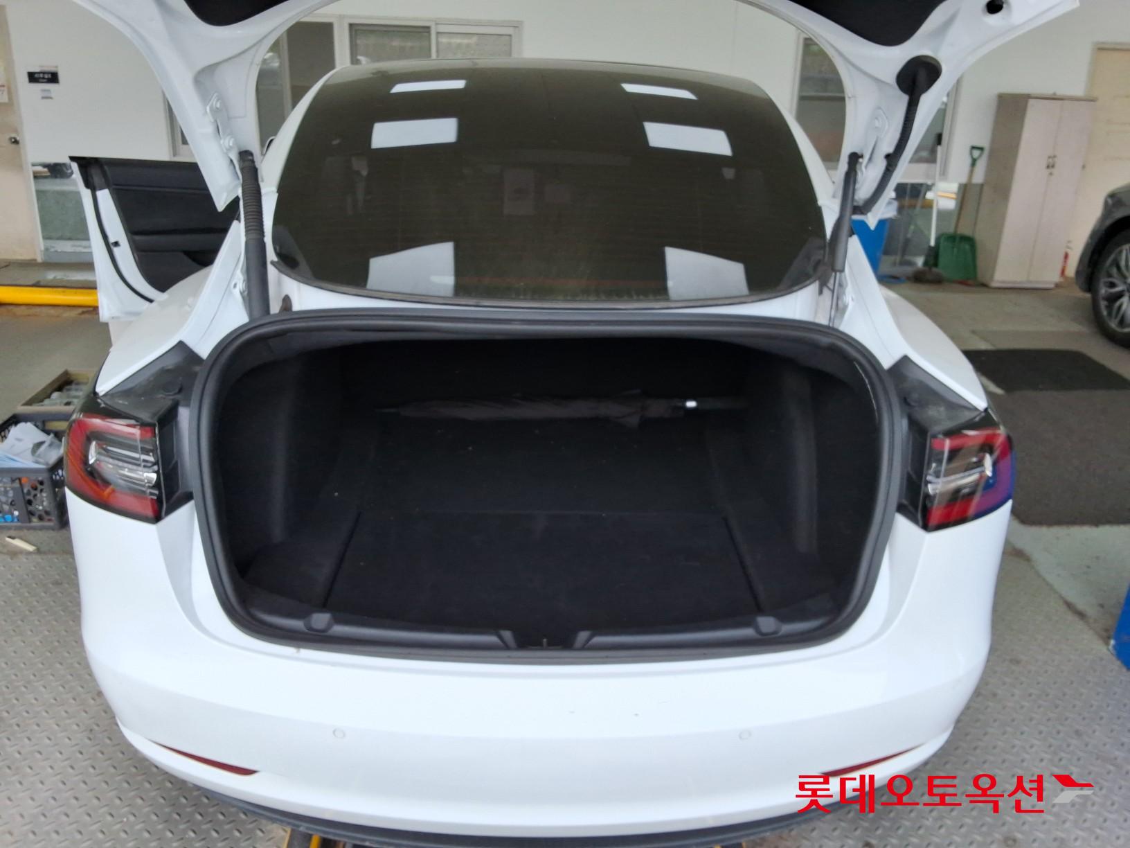 TESLA Model 3 - 9
