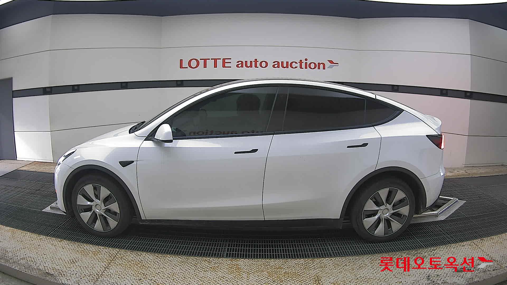 Tesla Model Y Long Range 2022 - Image 13