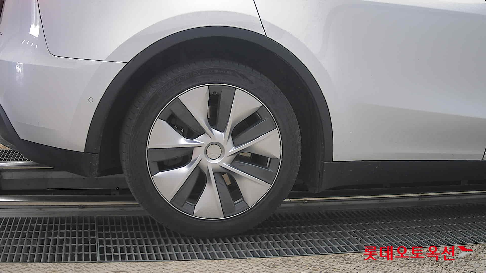 Tesla Model Y Long Range 2022 - Image 28