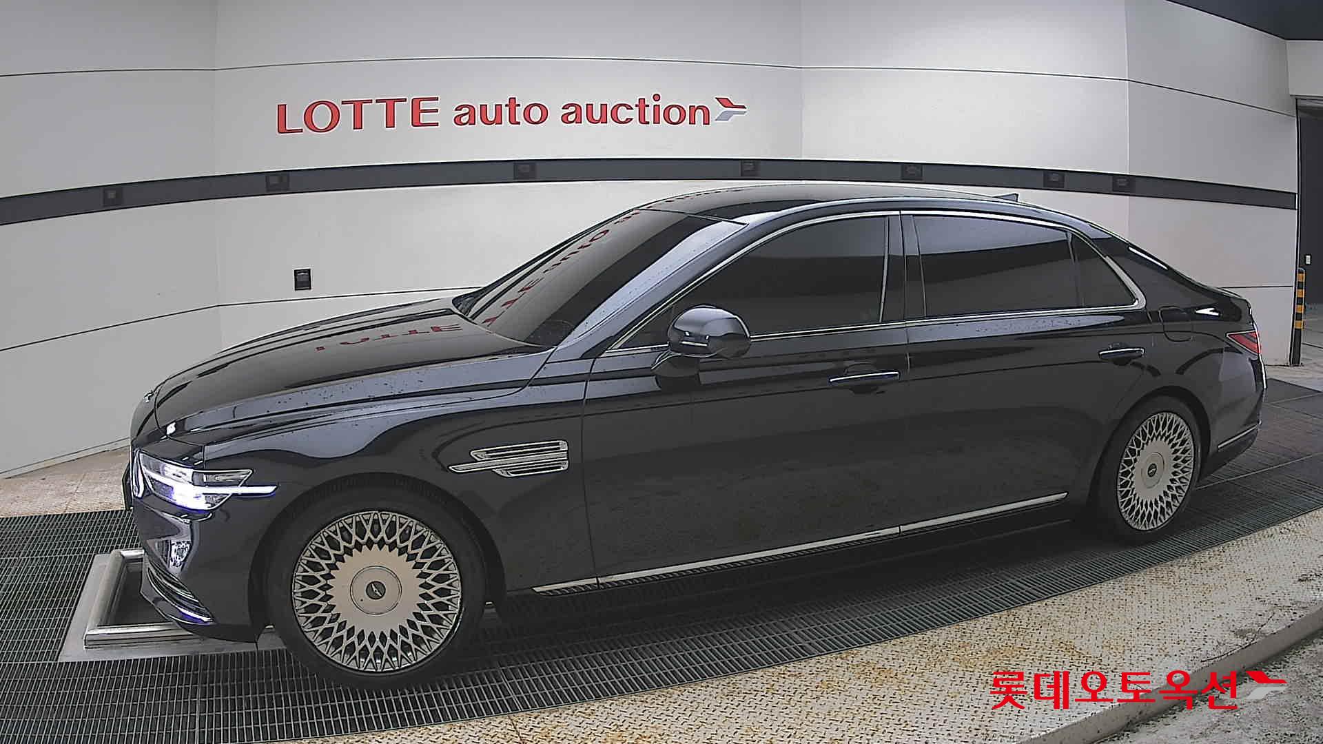 Genesis G90 - 12