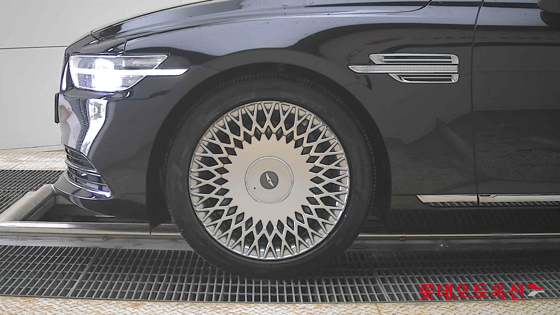 Genesis G90 - 25