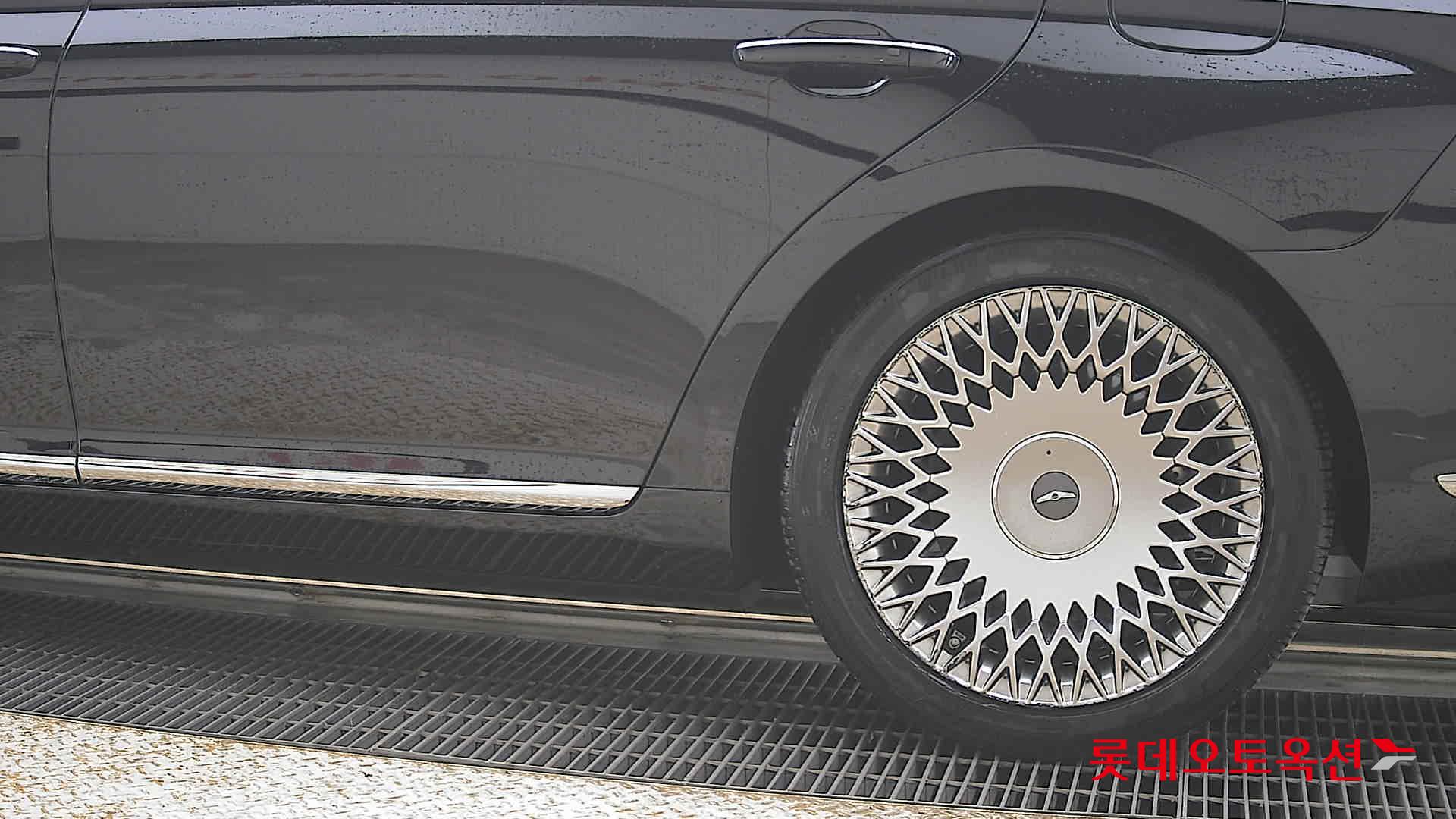 Genesis G90 - 26