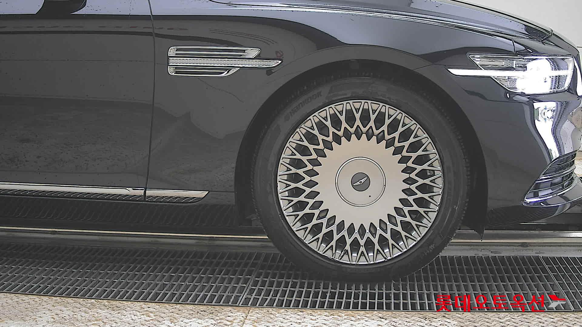 Genesis G90 - 27
