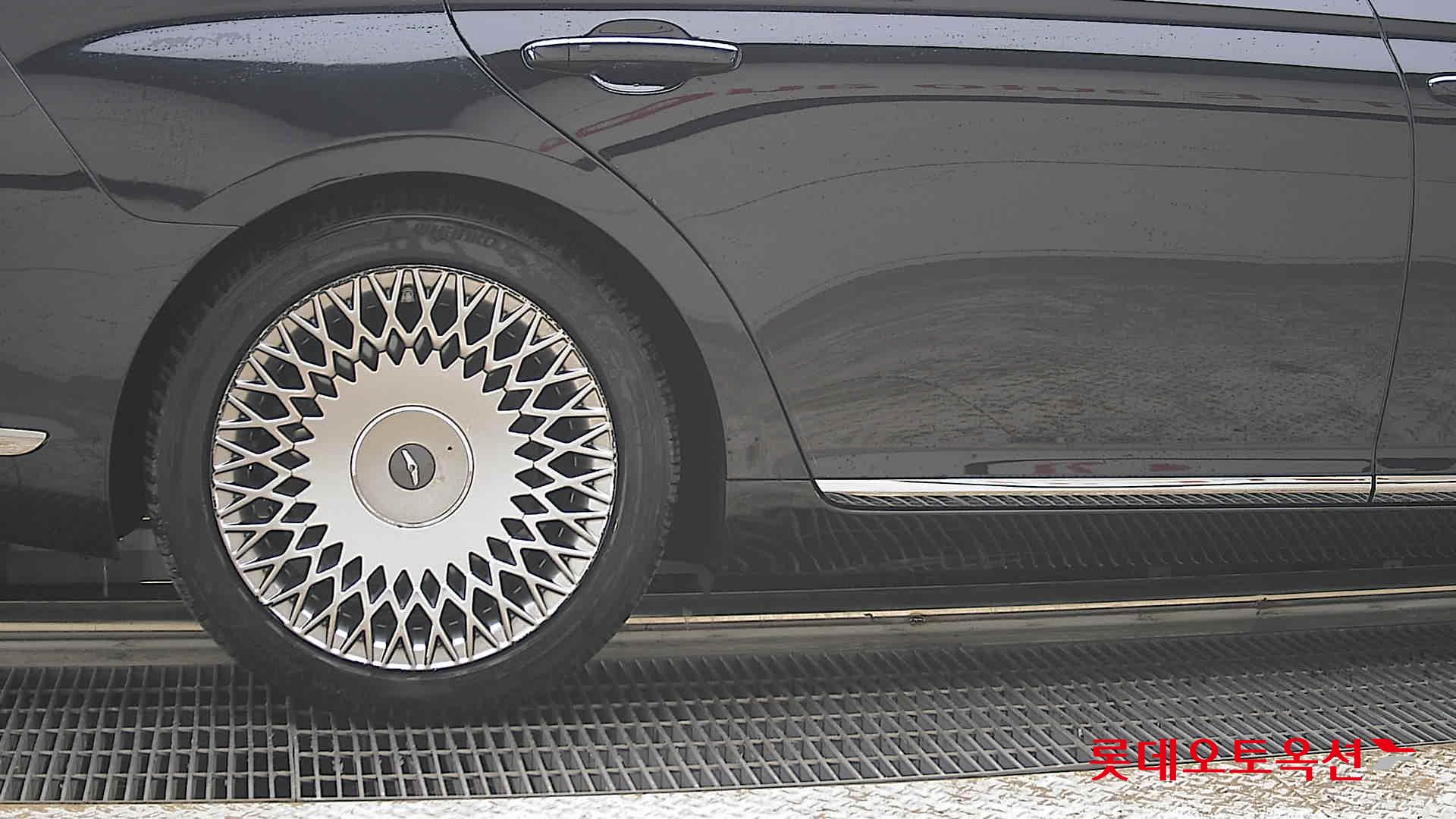 Genesis G90 - 28