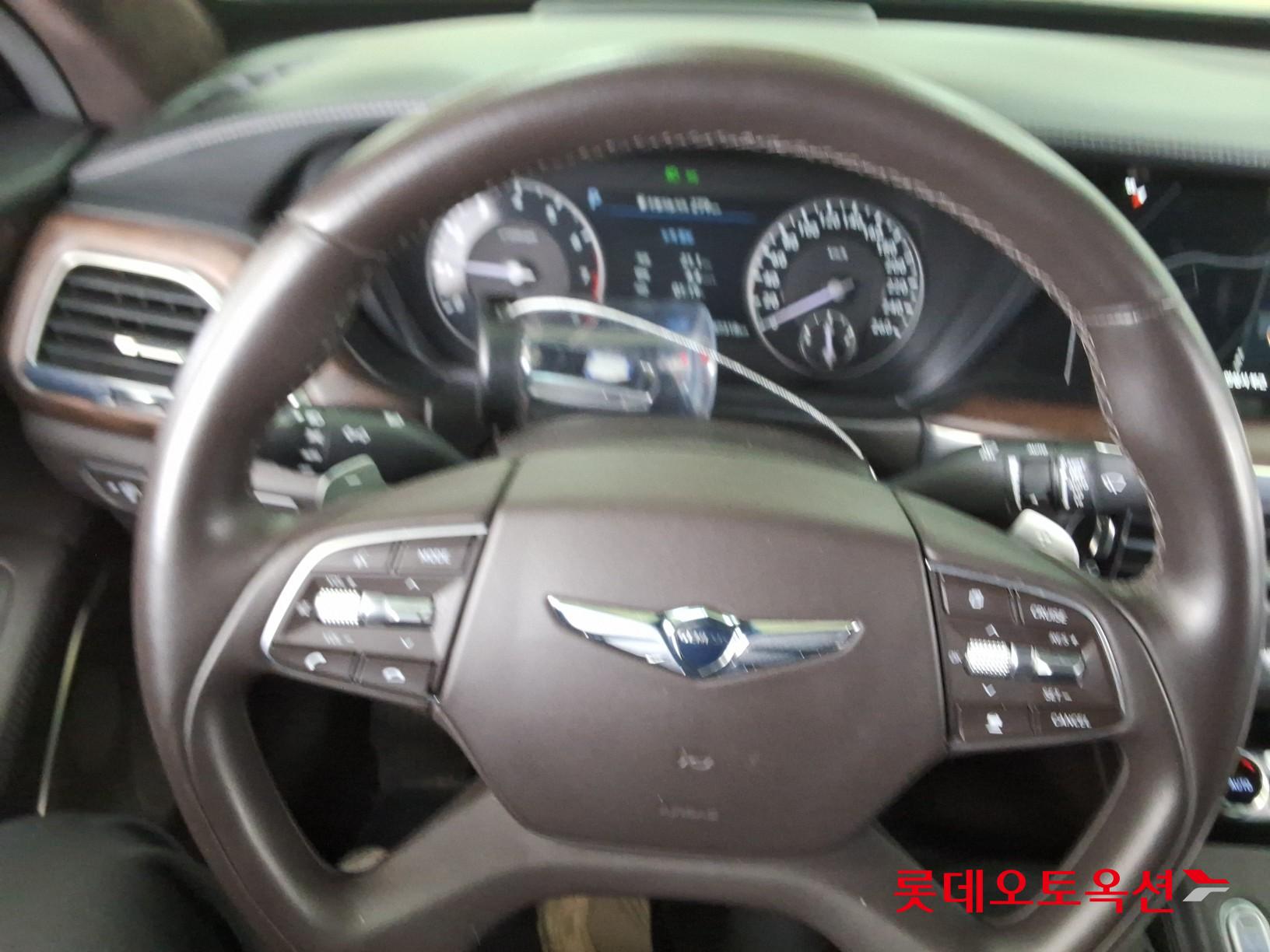 Genesis G90 - 30