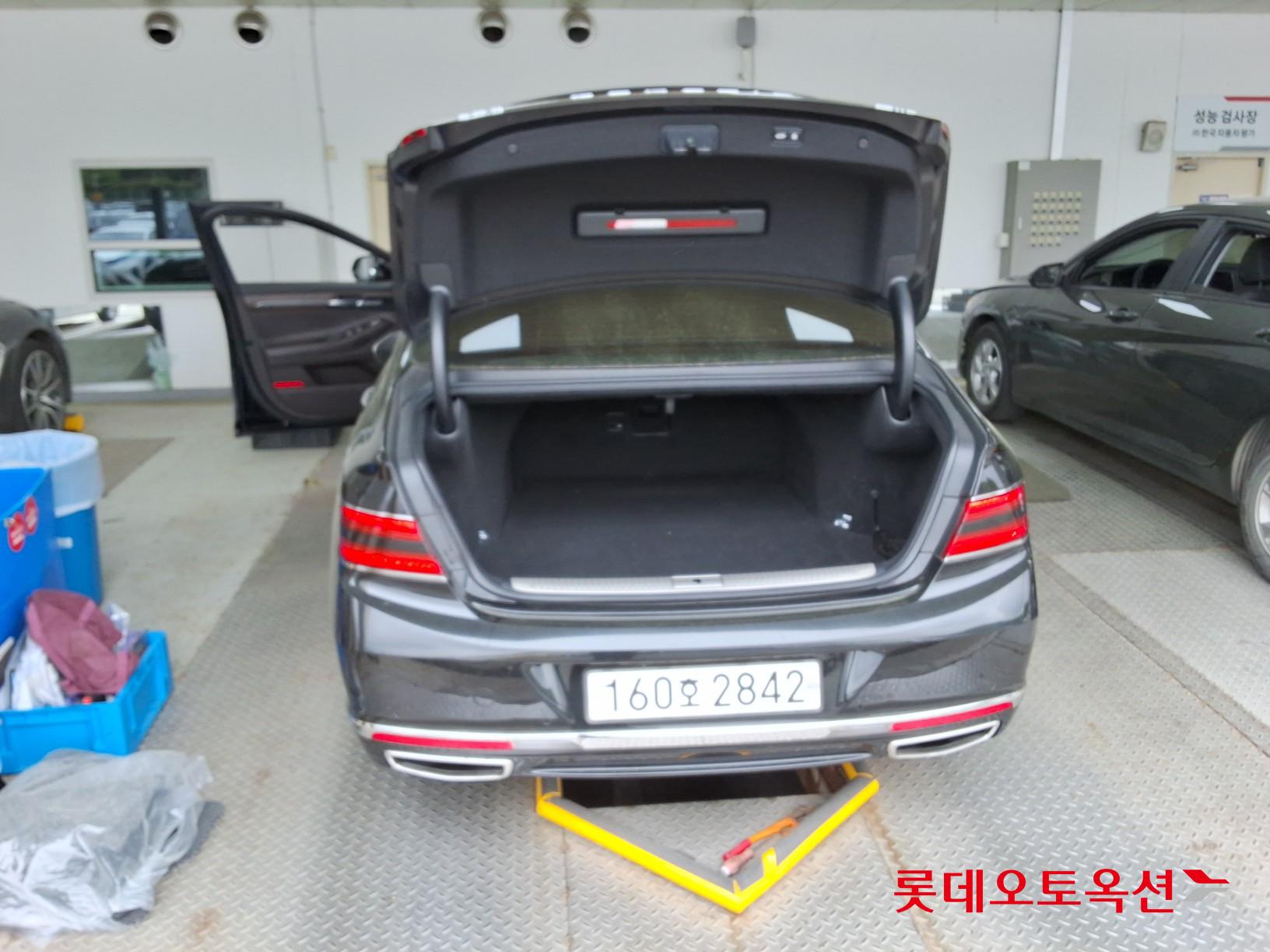 Genesis G90 - 9