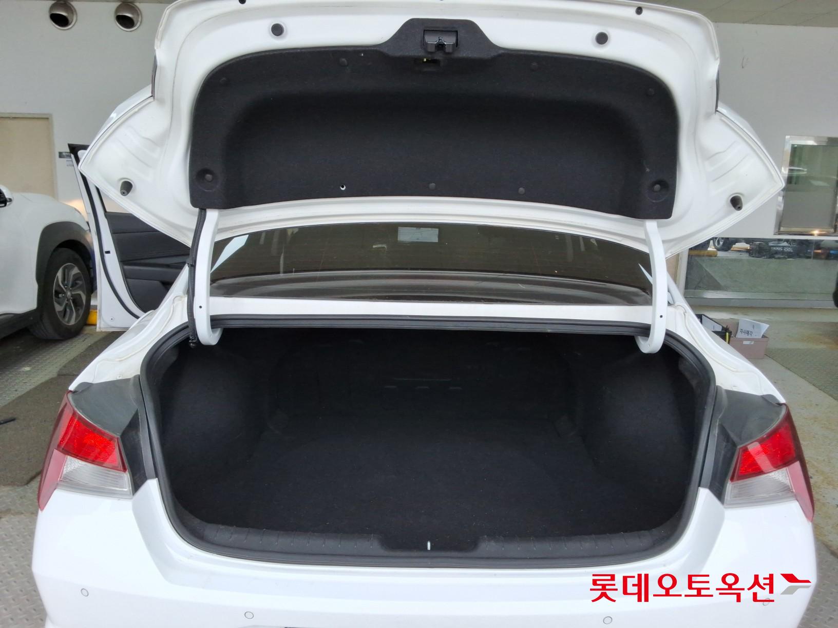 Hyundai Elantra 2021 - Image 9