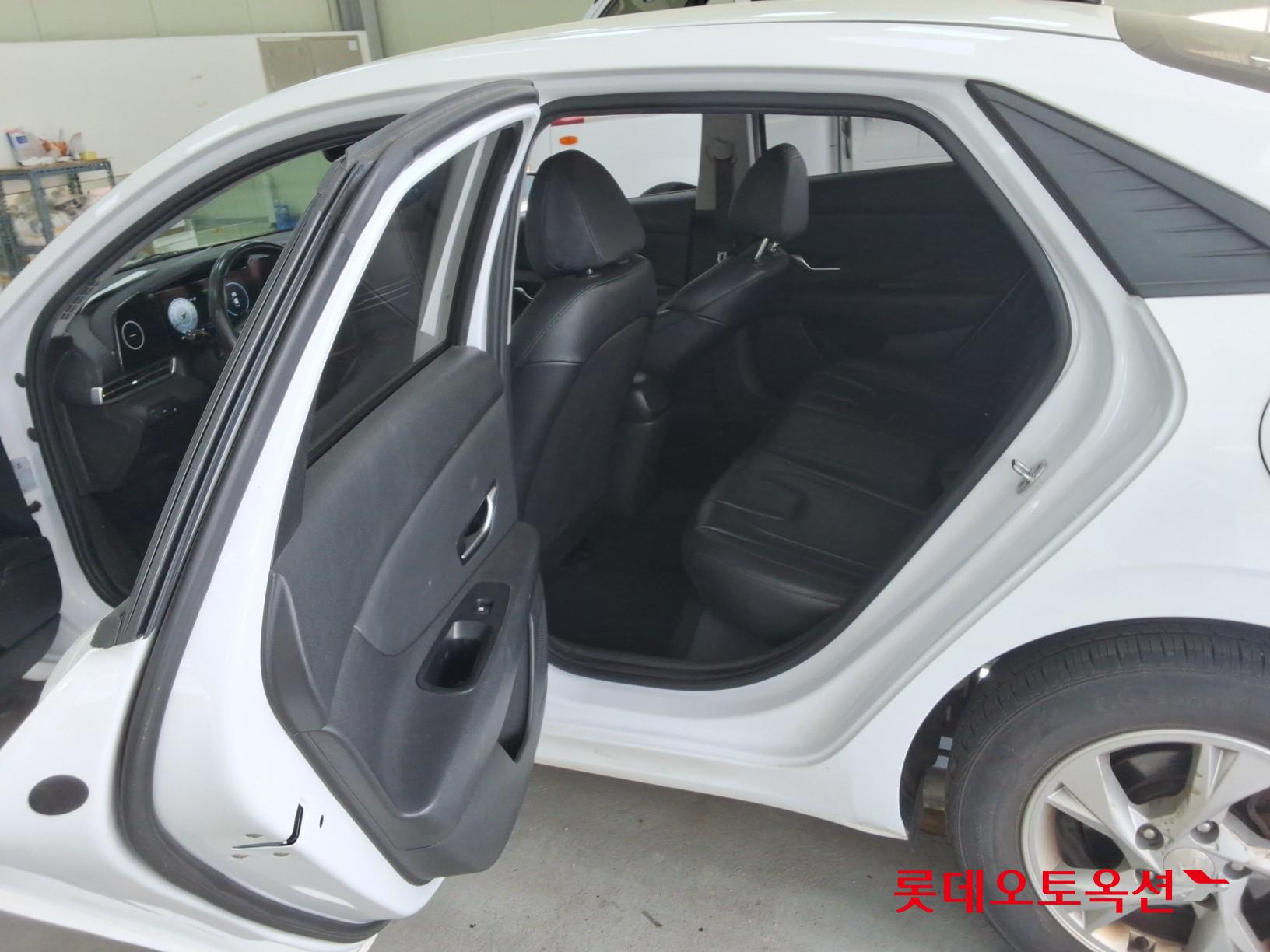 Hyundai Elantra 2021 - Image 38