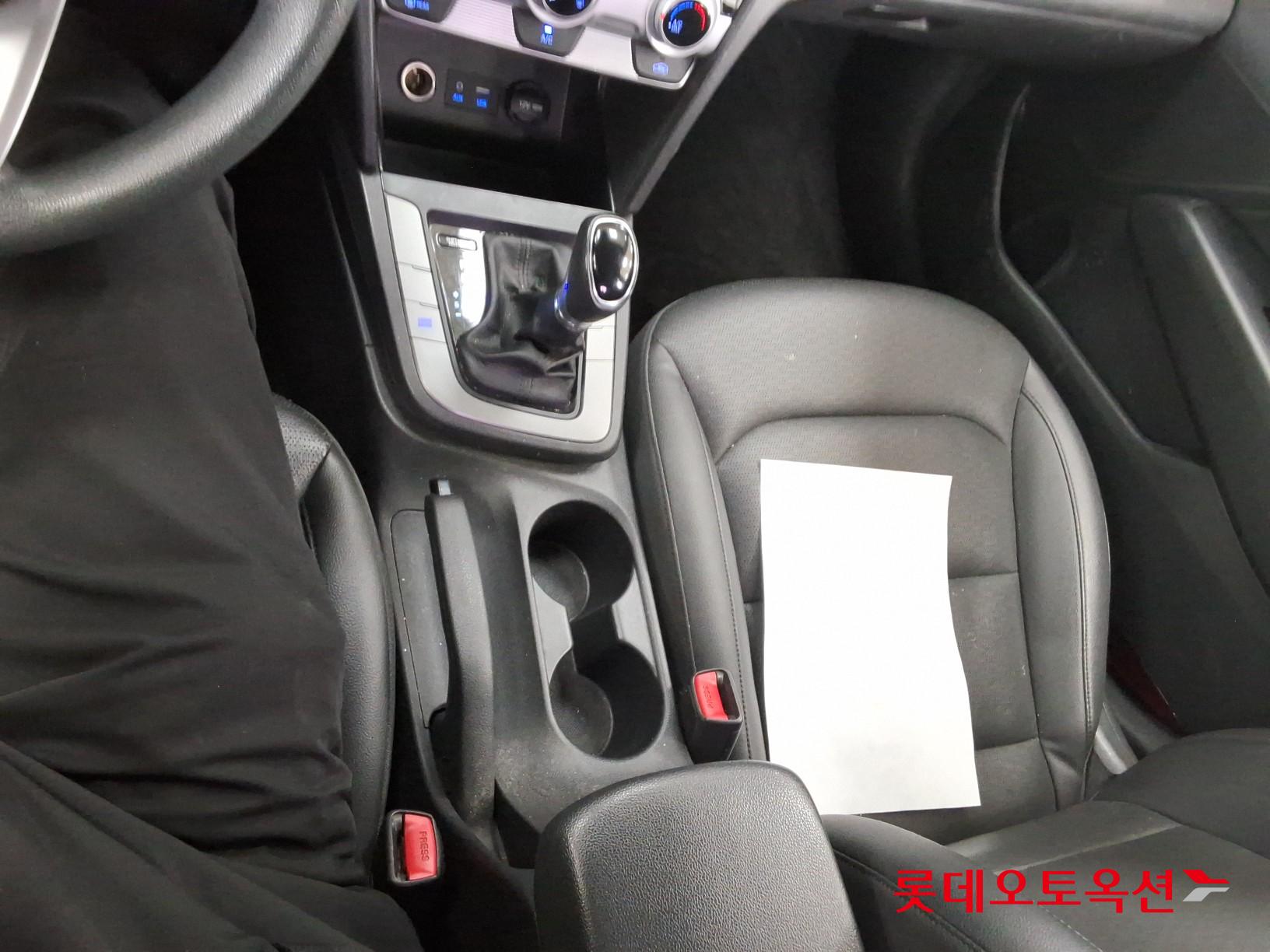 Hyundai Elantra 2020 - Image 32