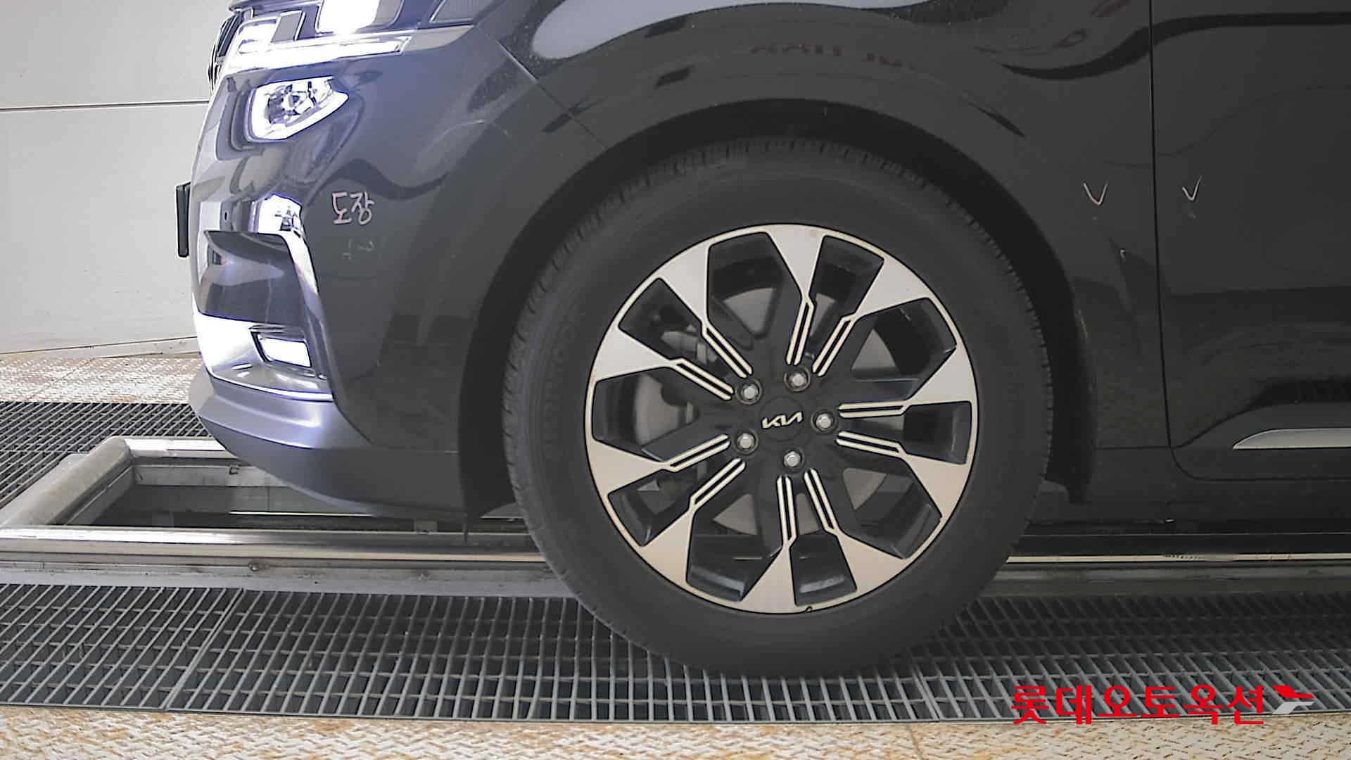 Kia Carnival - 25