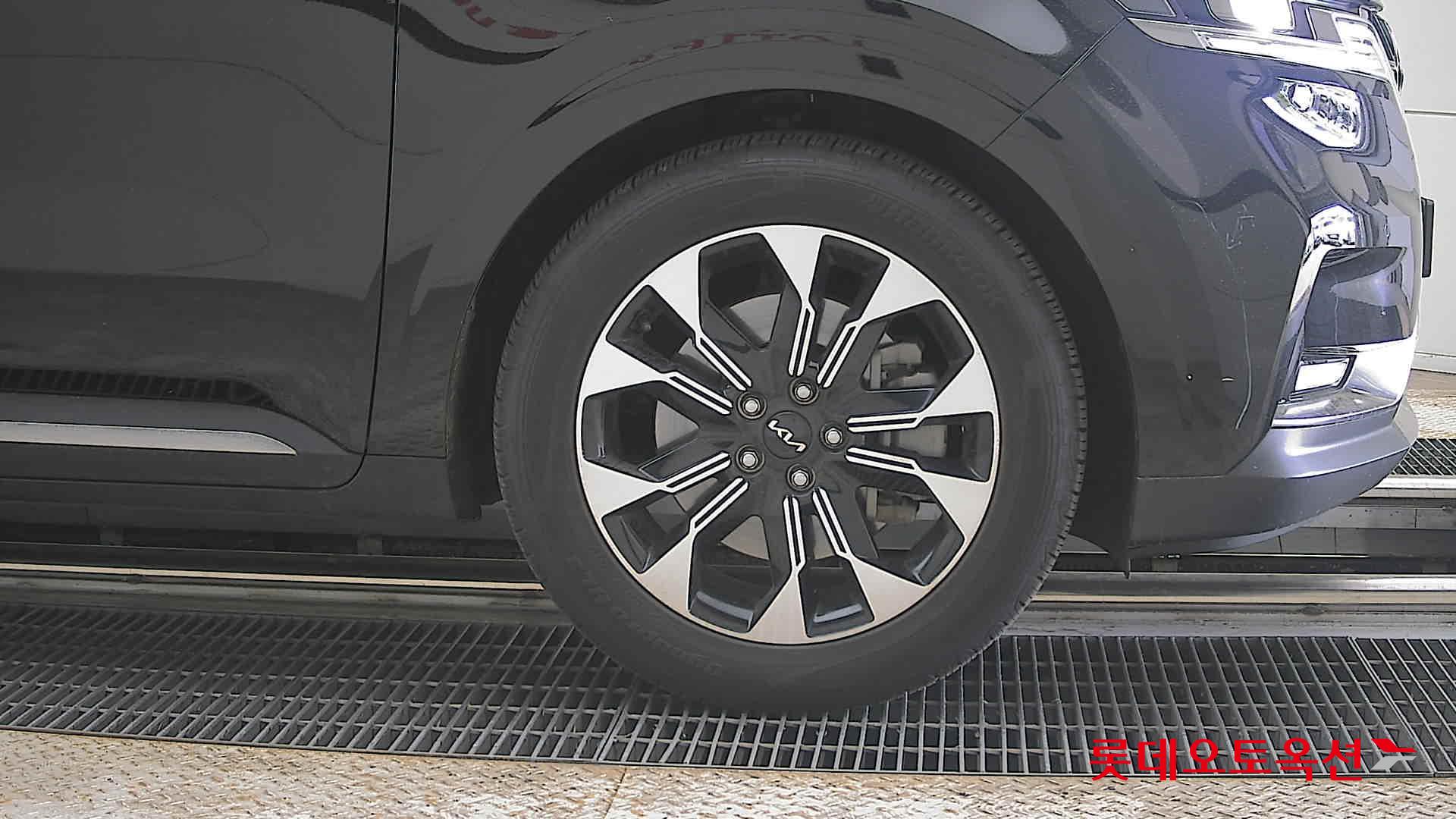 Kia Carnival - 27