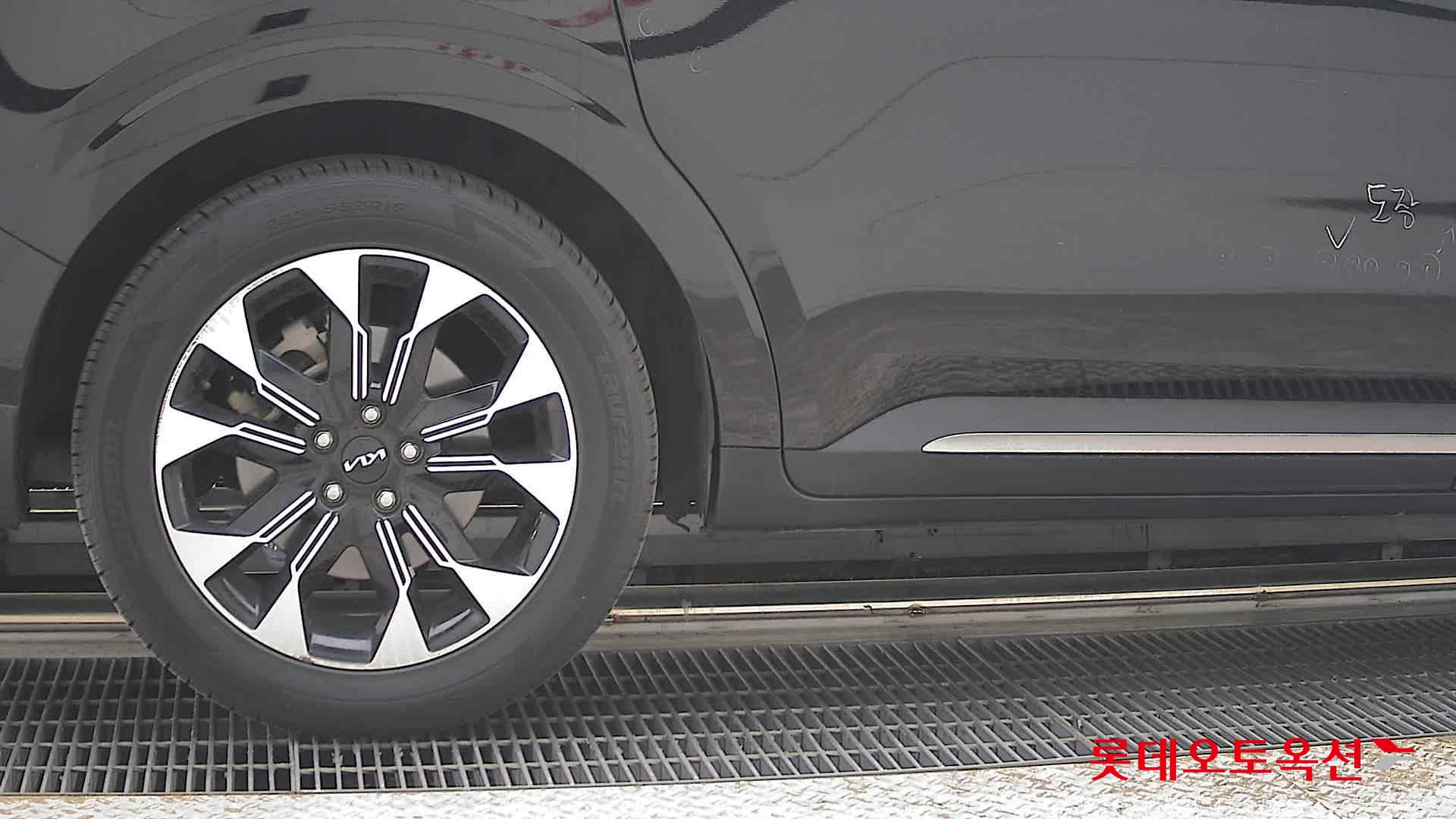 Kia Carnival - 28