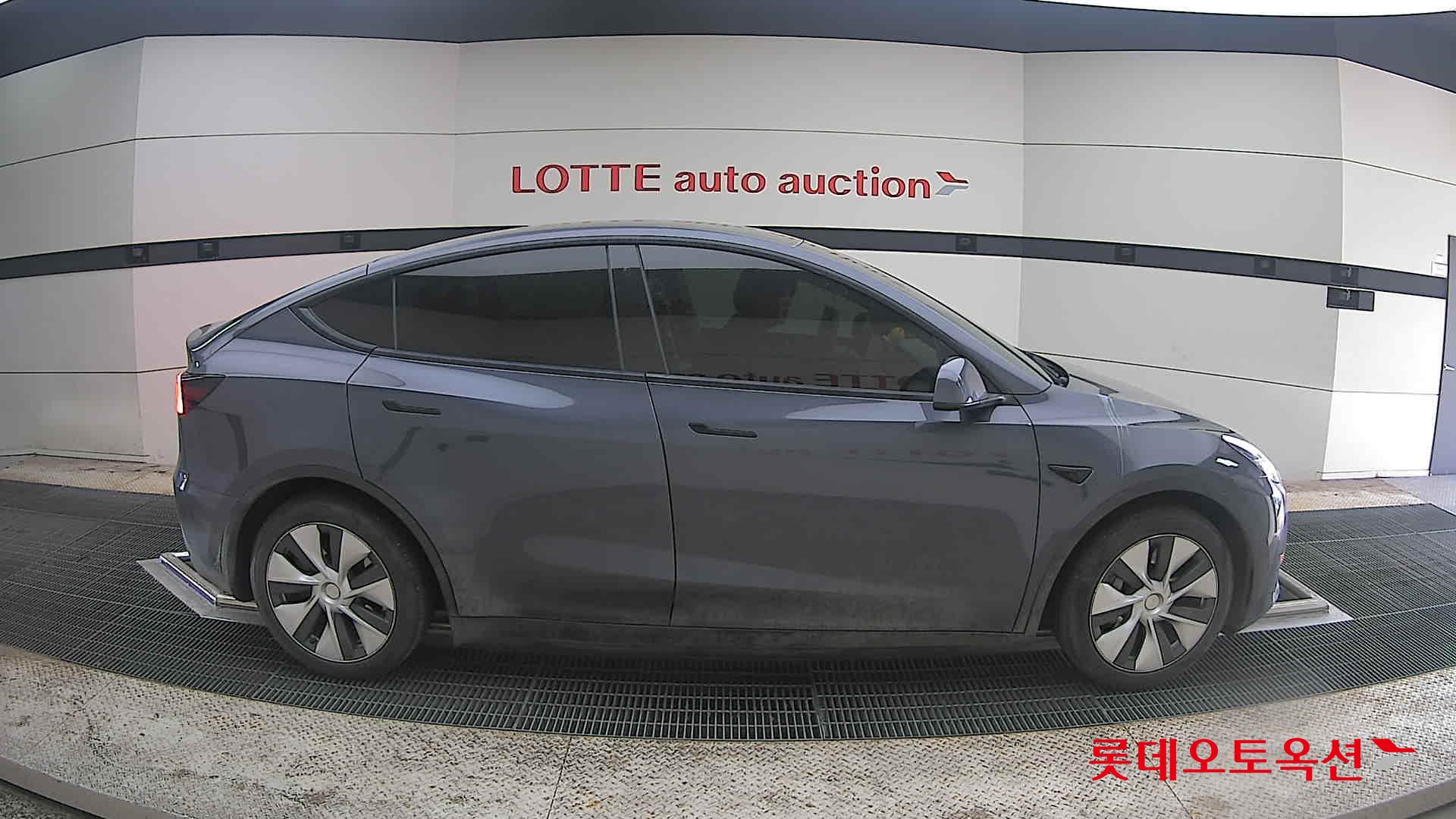 TESLA Model Y - 21