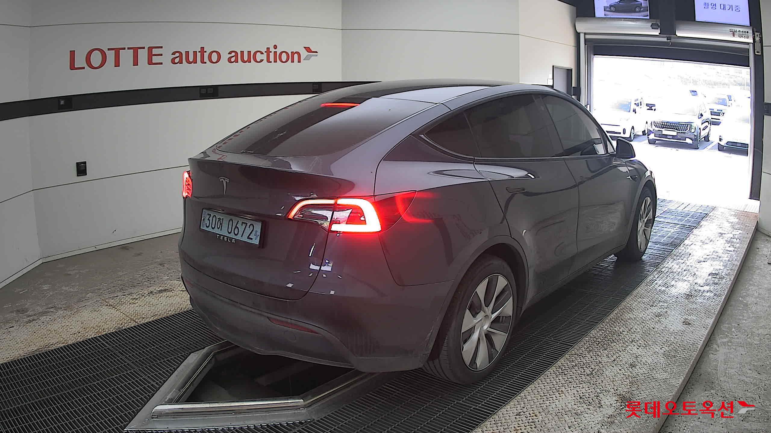 TESLA Model Y - 5