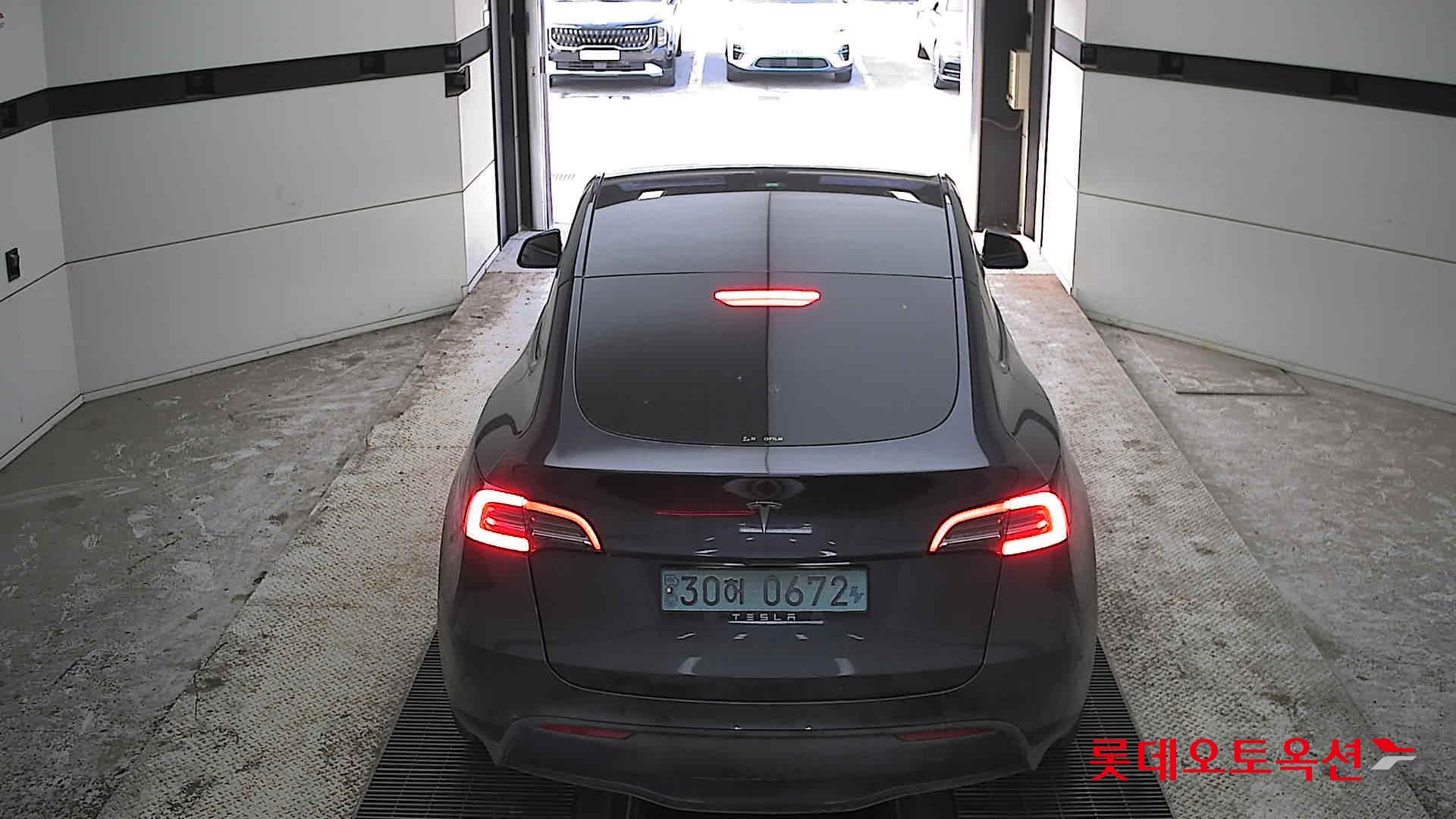 TESLA Model Y - 17