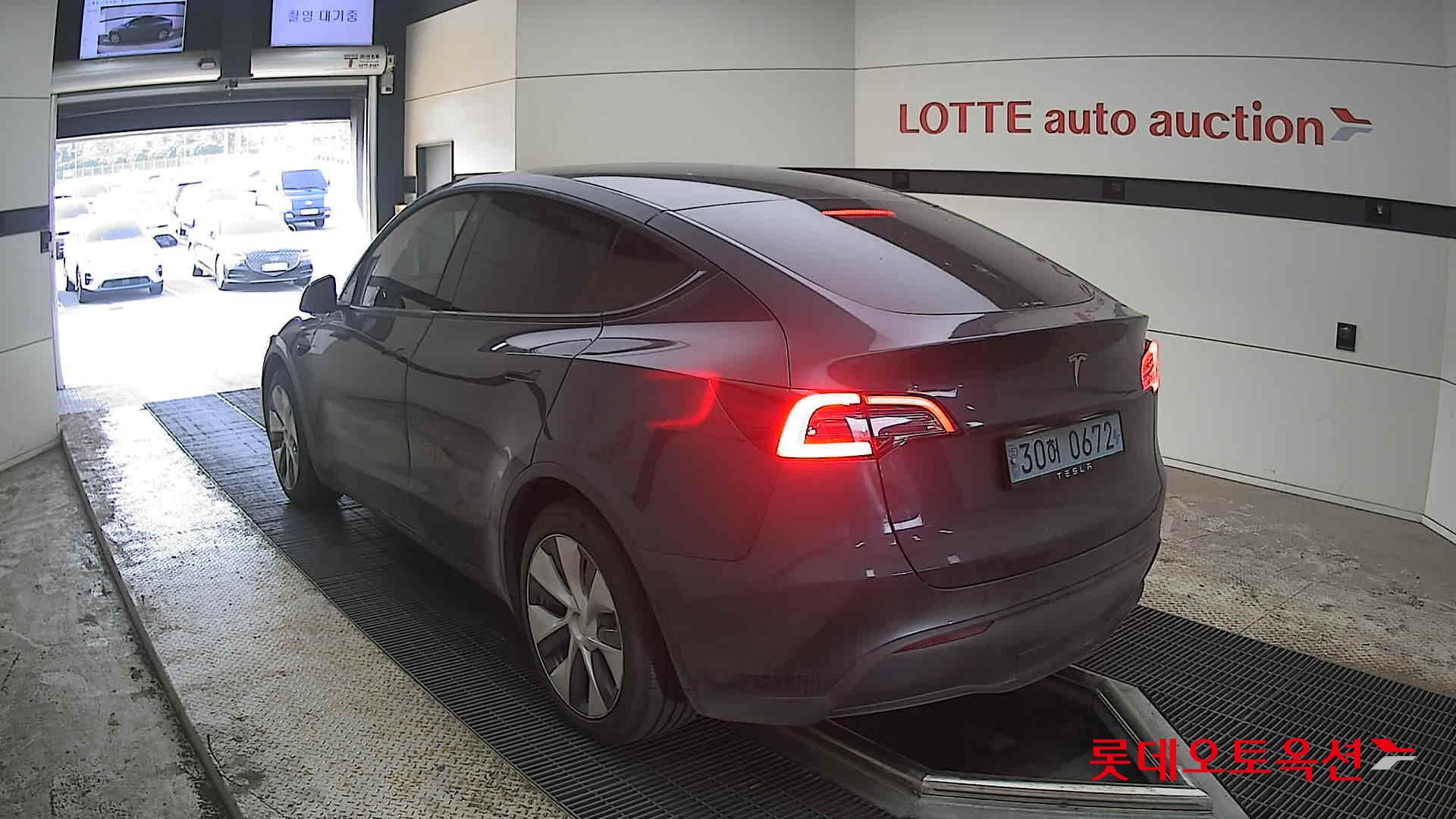 TESLA Model Y - 4
