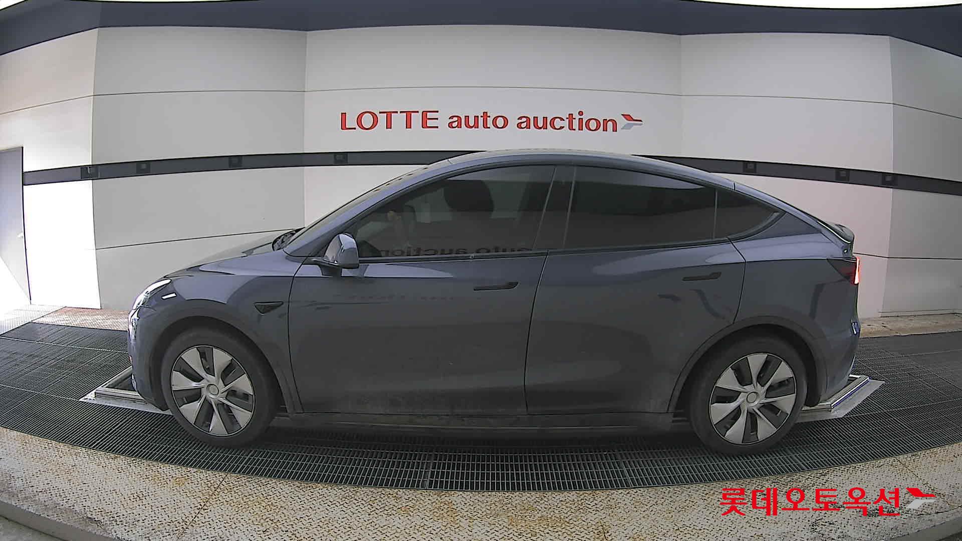 TESLA Model Y - 13