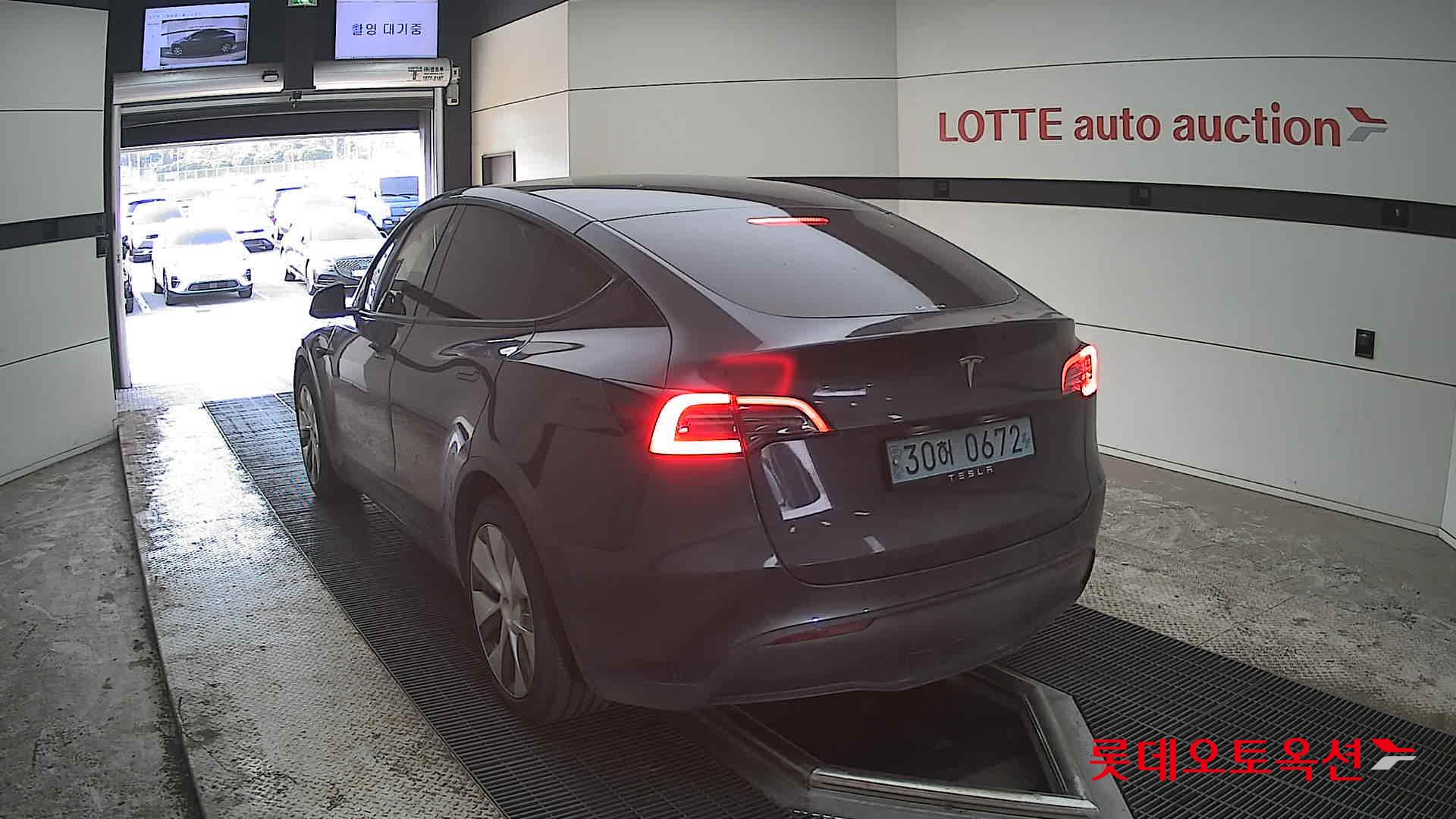 TESLA Model Y - 16