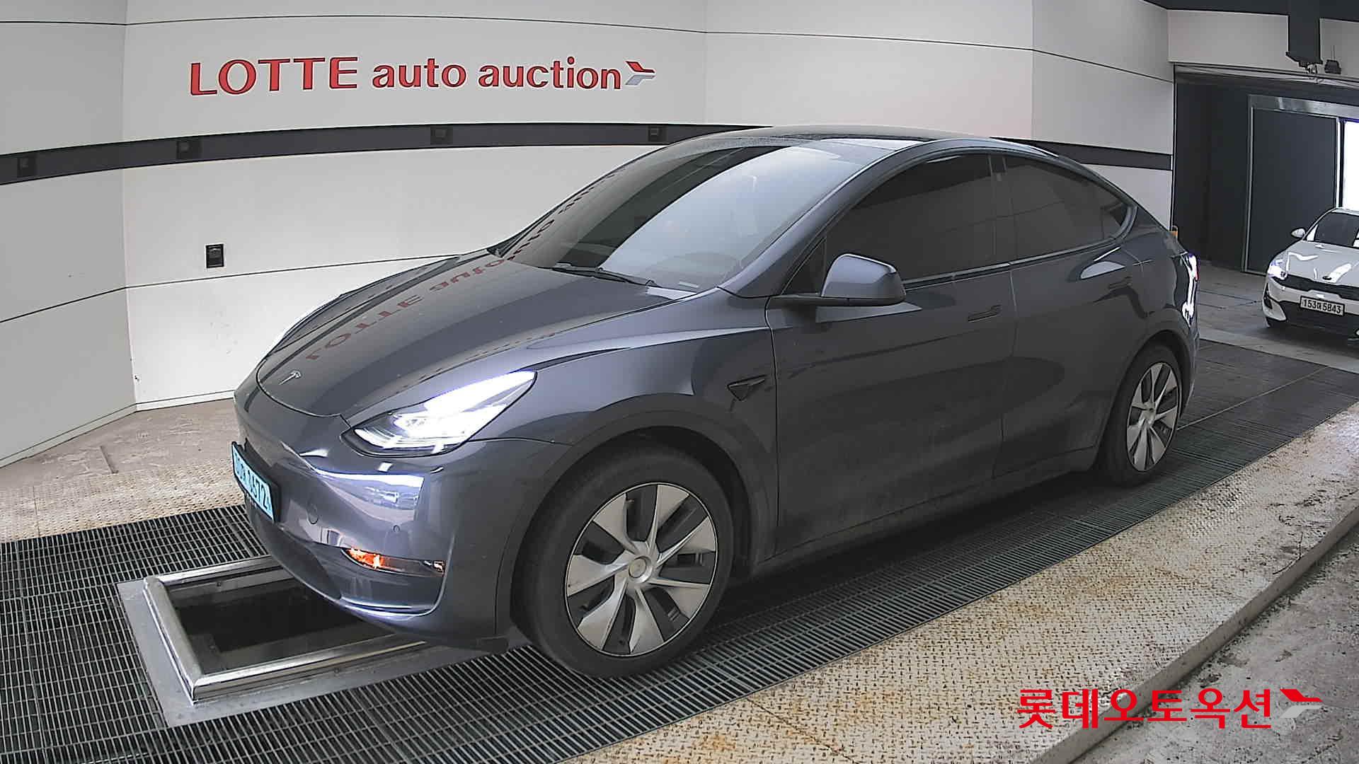 TESLA Model Y - 11