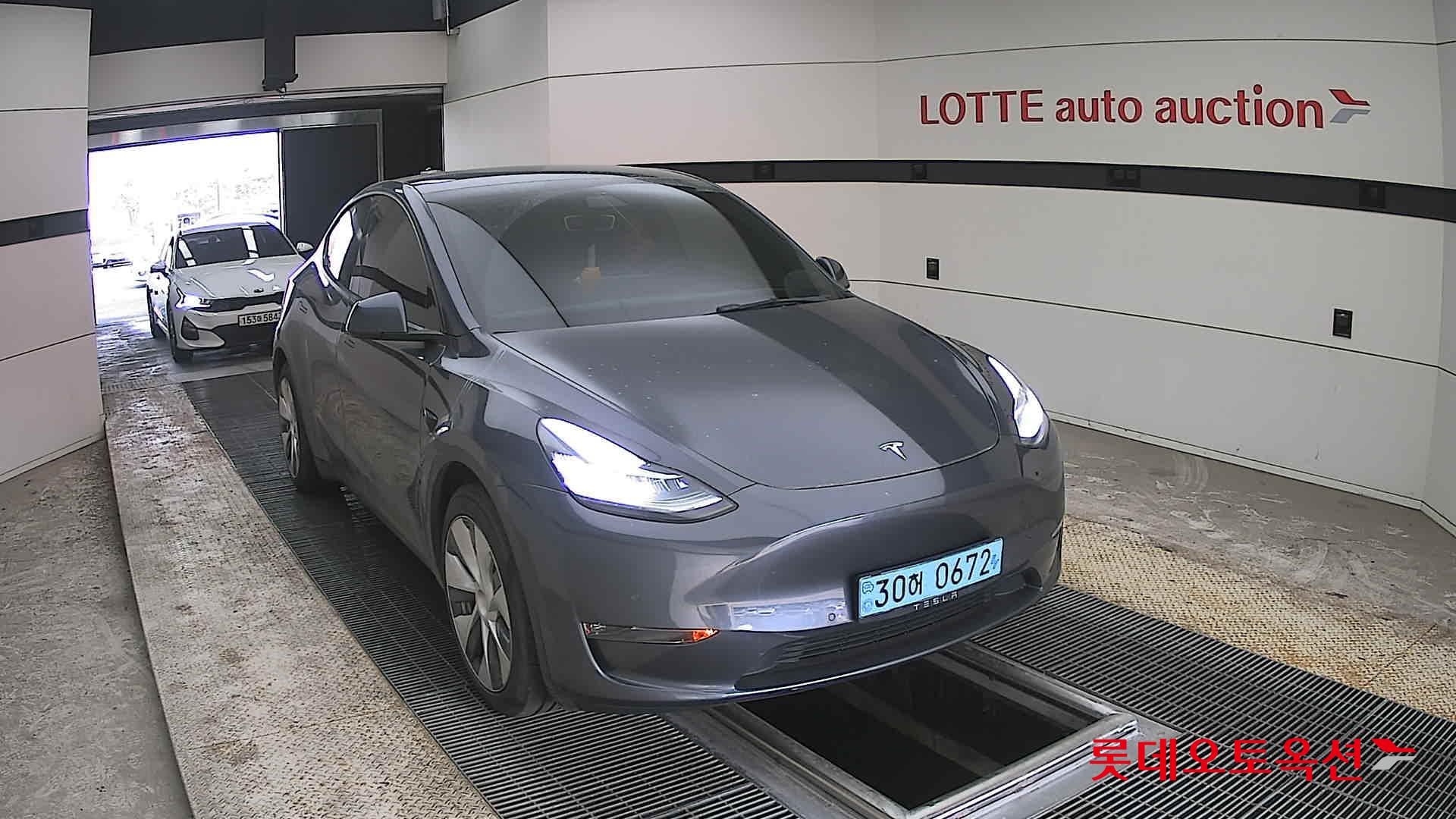 TESLA Model Y - 24