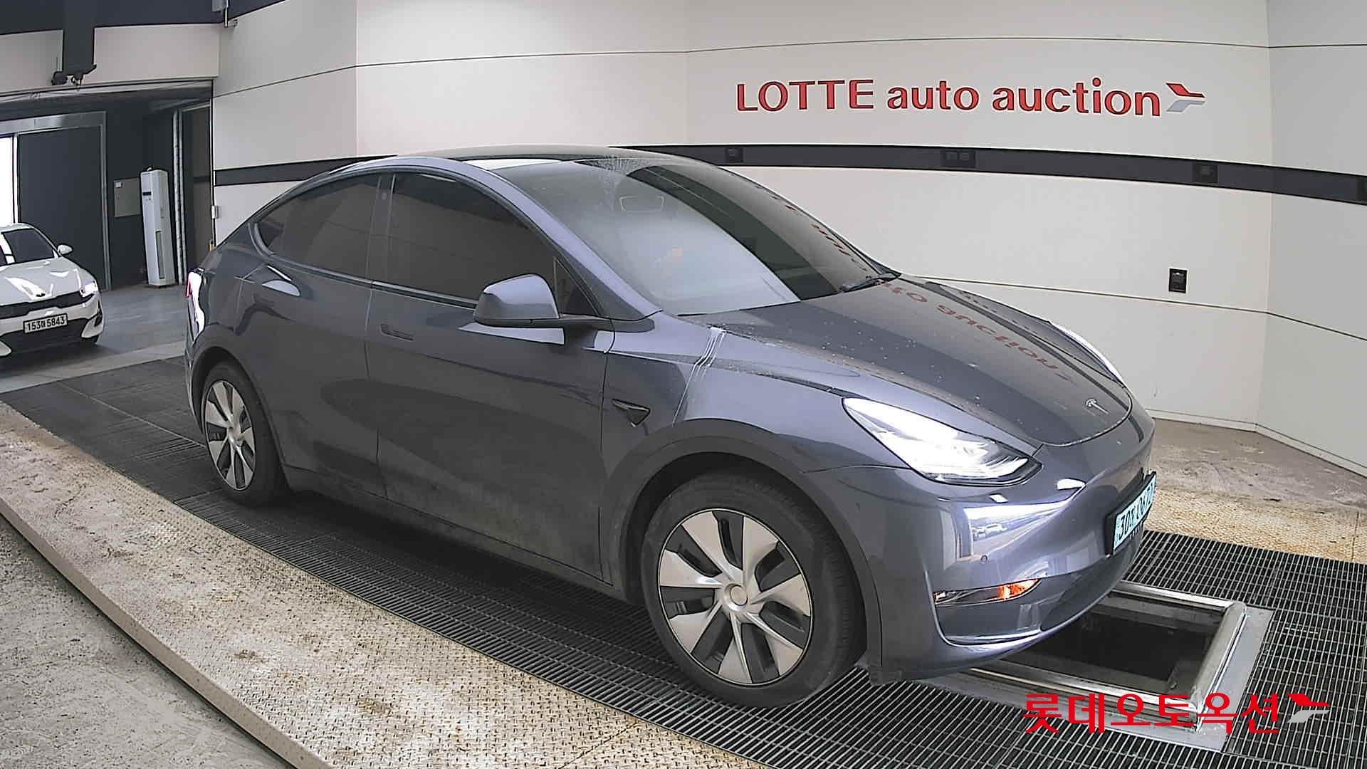 TESLA Model Y - 23