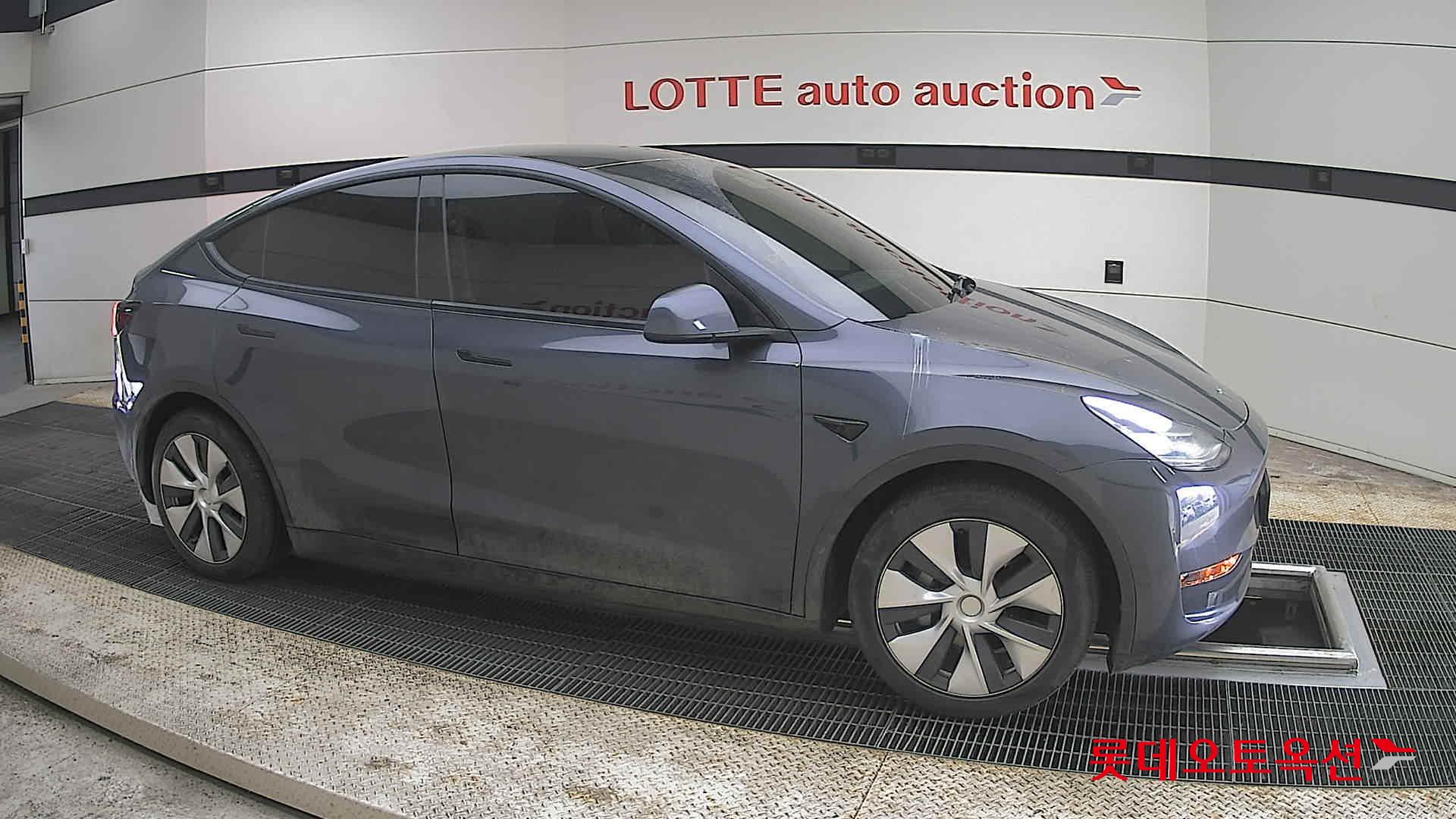 TESLA Model Y - 22