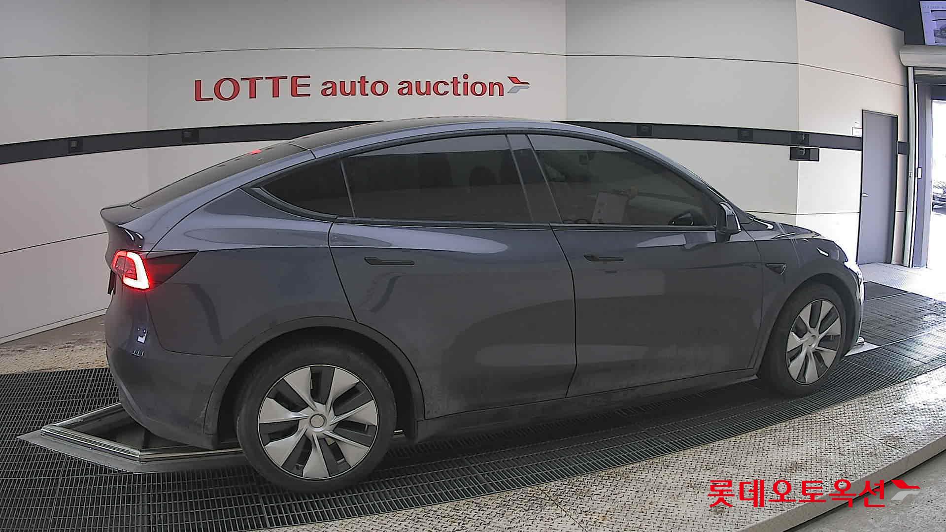 TESLA Model Y - 20