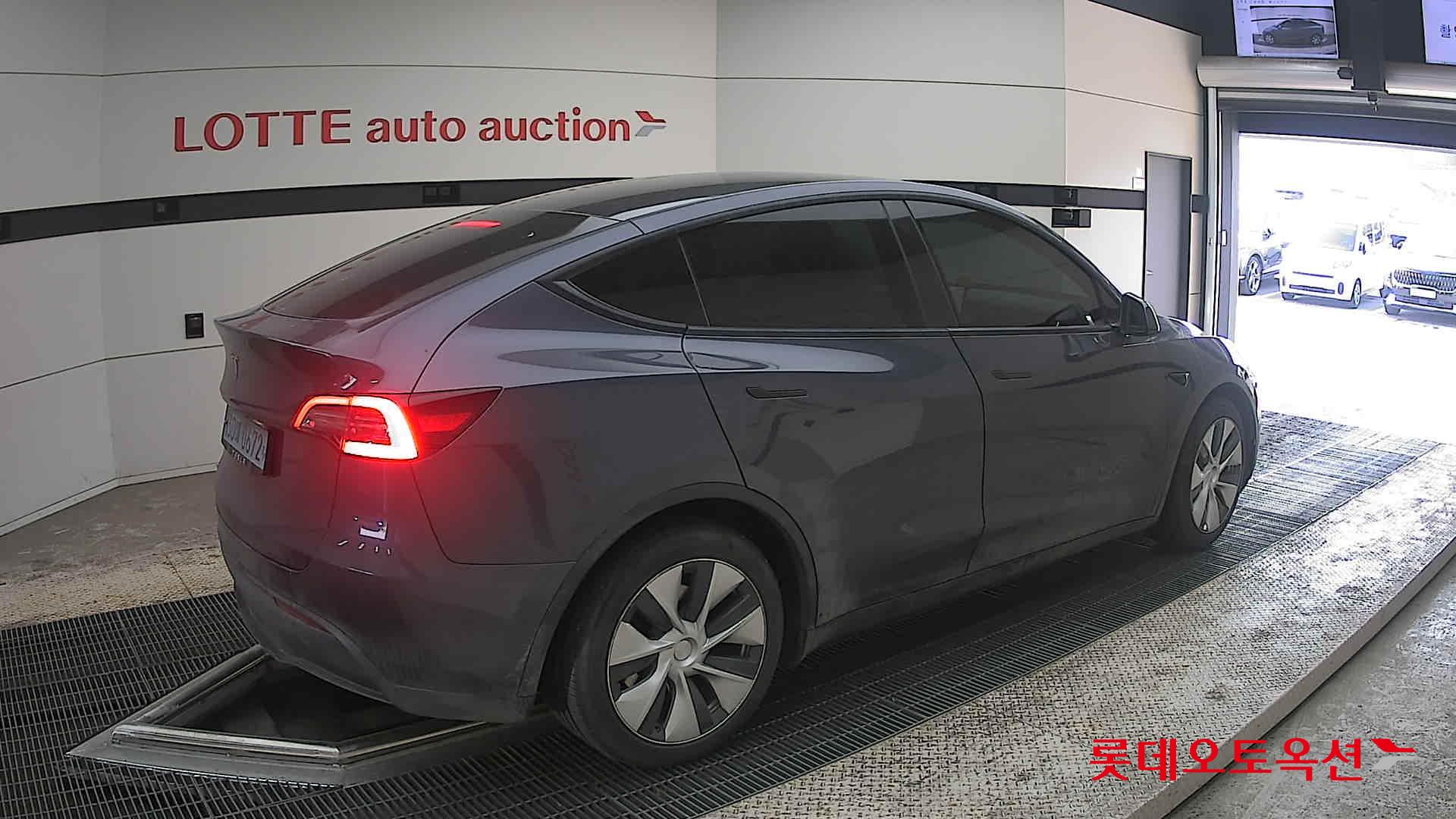 TESLA Model Y - 19