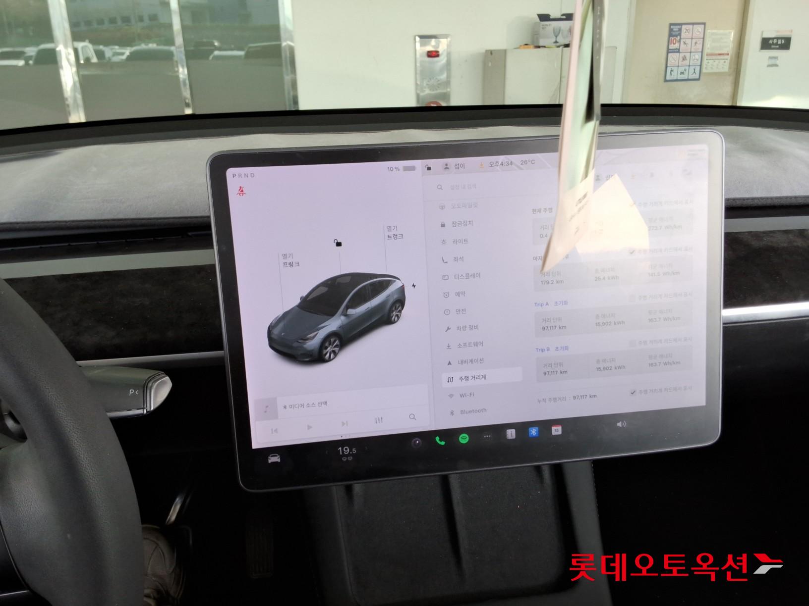 TESLA Model Y - 32