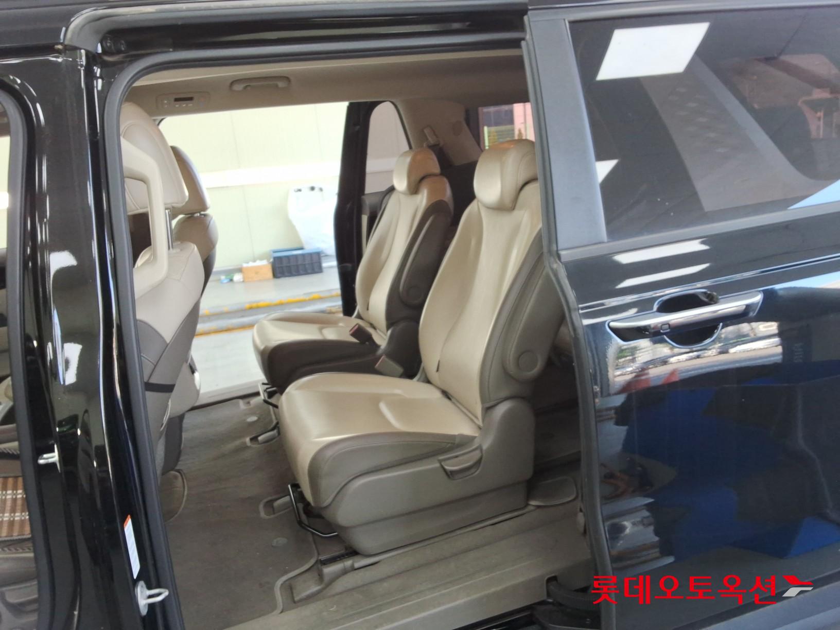 2023 - kia carnival