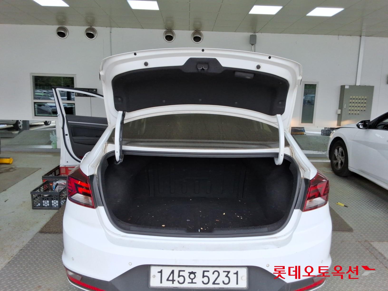 Hyundai Elantra 2020 - Image 9