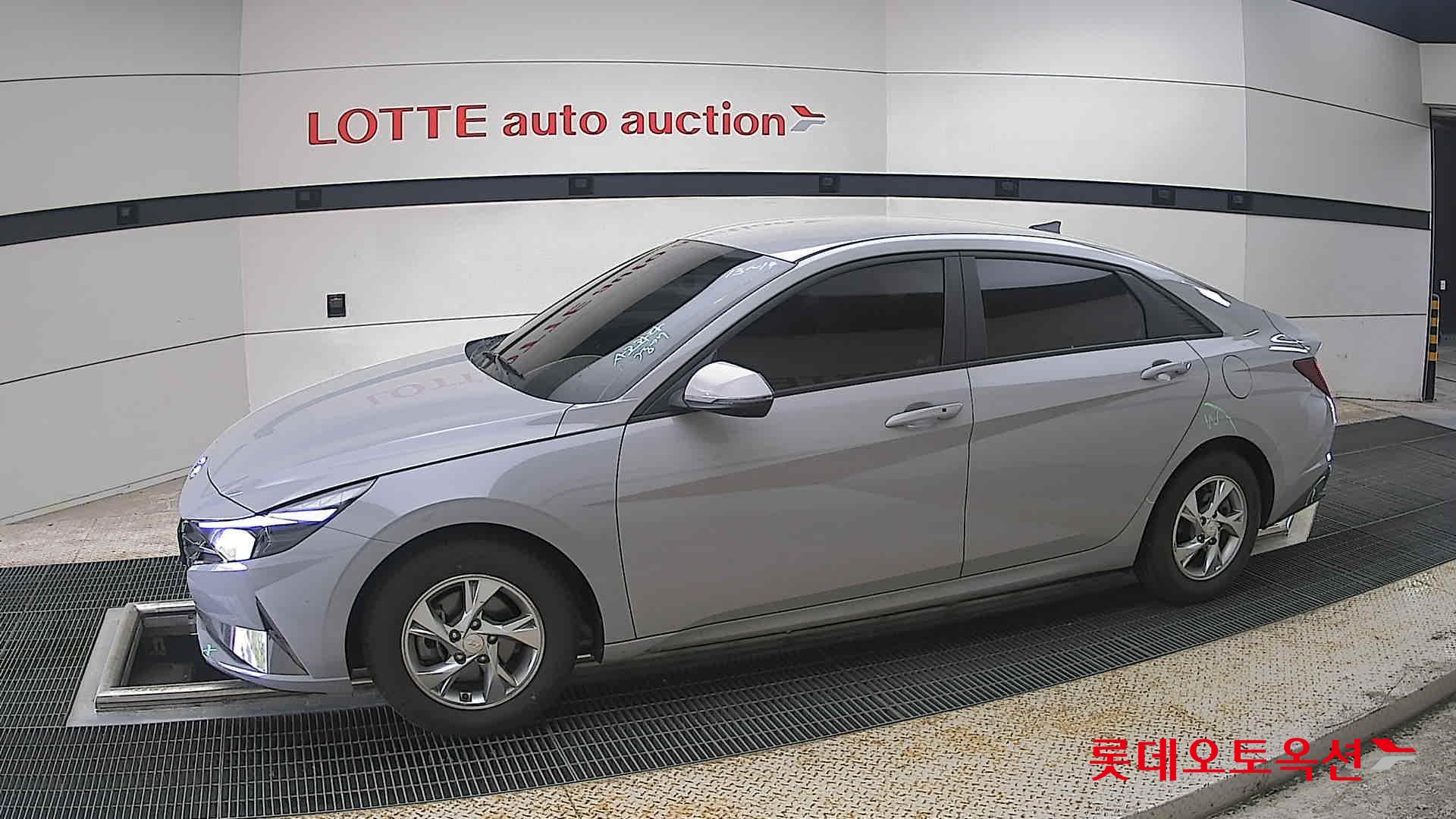 Hyundai Elantra - 12
