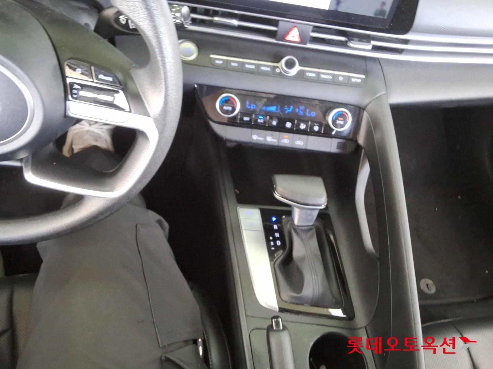 Hyundai Elantra - 34