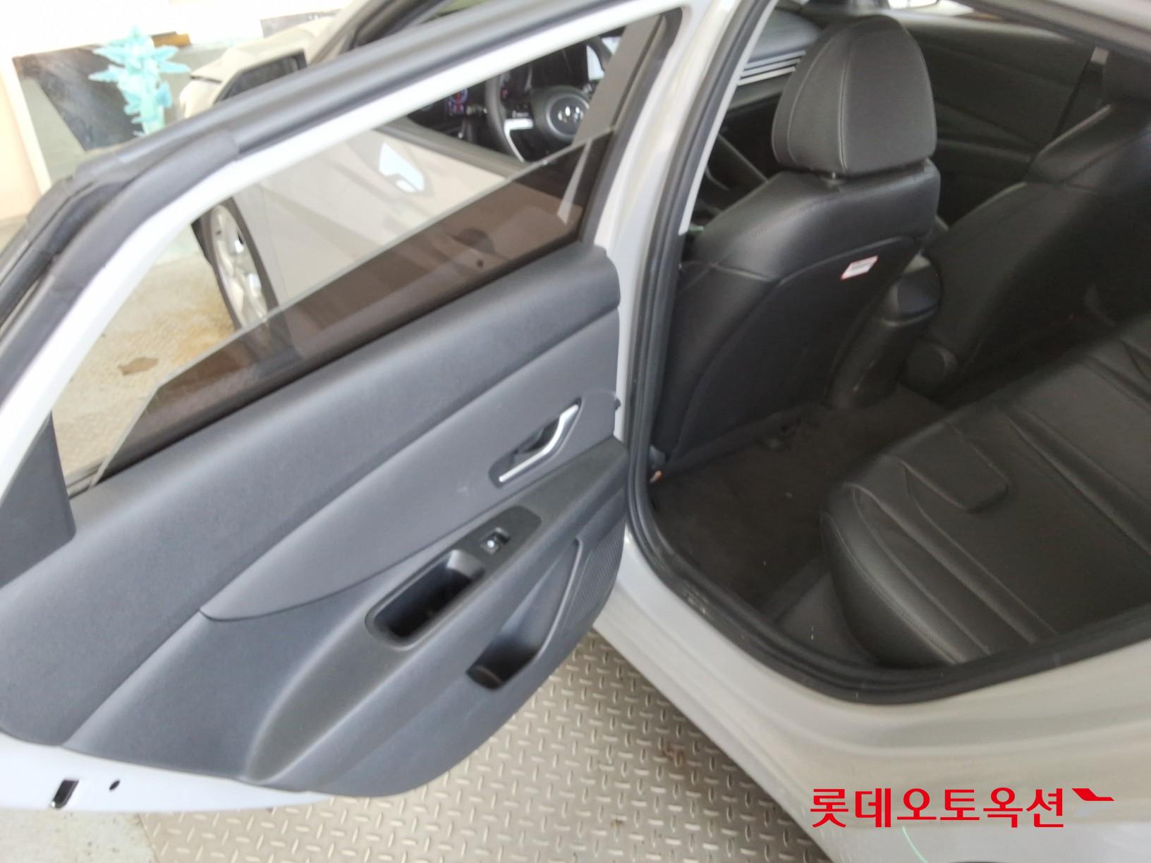 Hyundai Elantra - 38