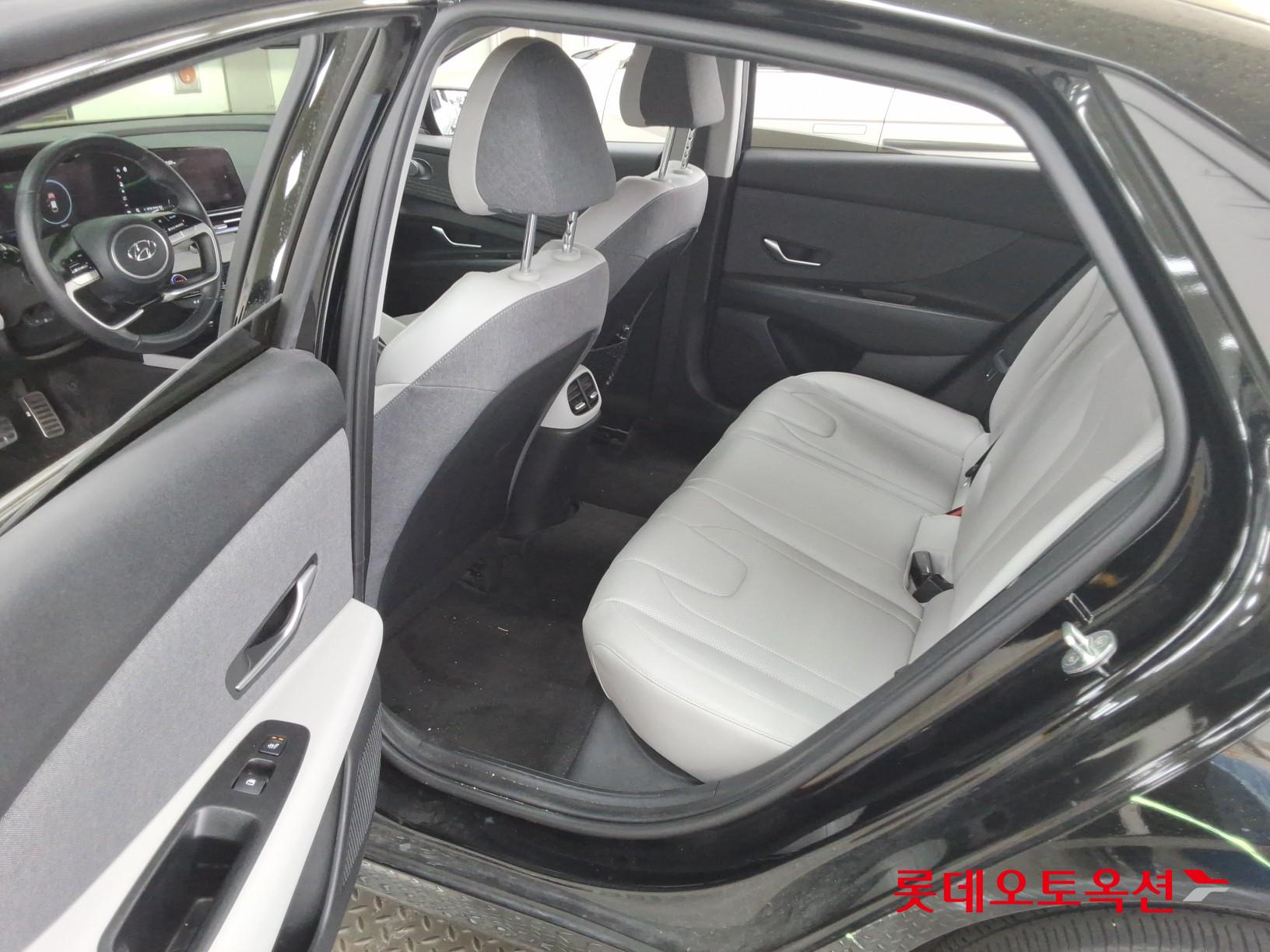 Hyundai Elantra 2023 - Image 38